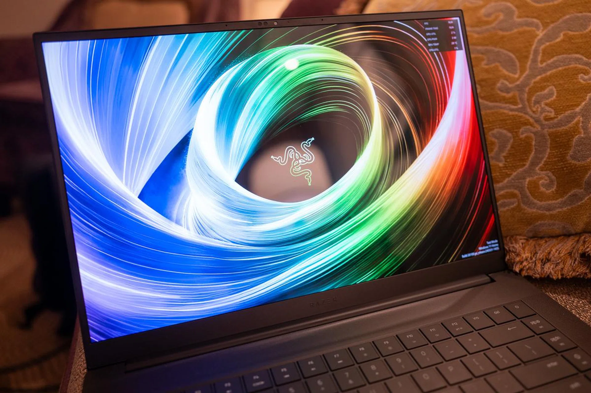 The only key hardware that remained unchanged, and in a good way, is the brilliant OLED display. Image: HWZ