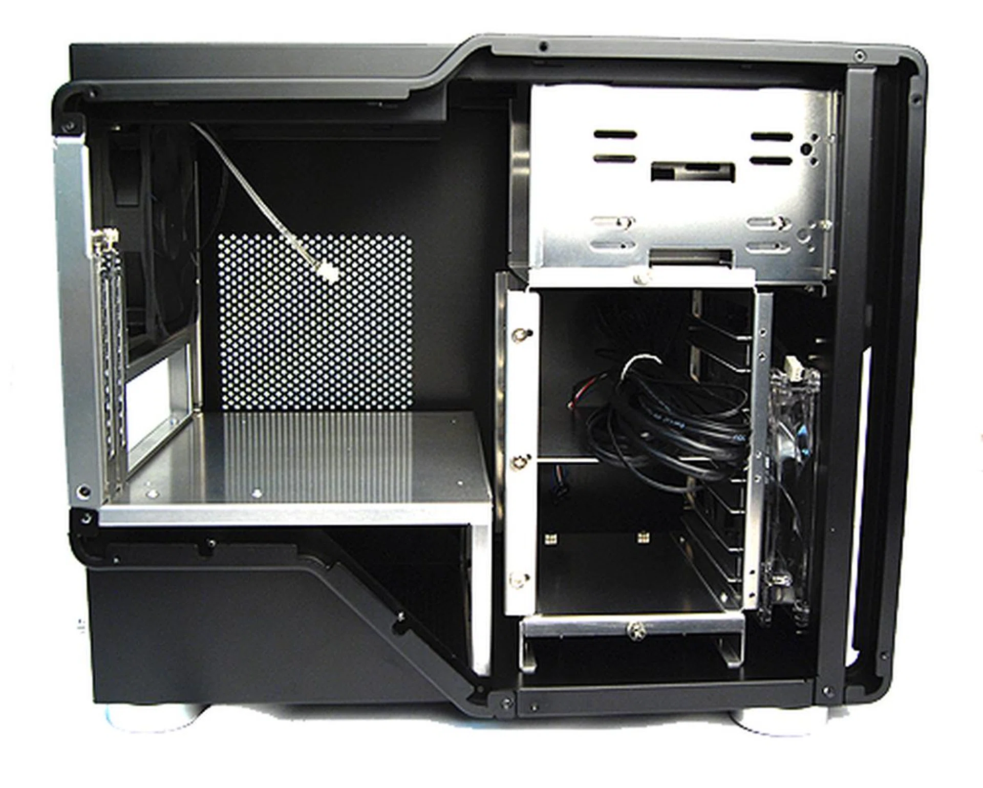 The casing is actually pretty spacious and it uses a horizontal configuration, where the motherboard lies flat instead of being mounted vertically. The motherboard tray area is really big and can not only accommodate large graphics cards, it can also fit large CPU coolers, up to 160mm in height.