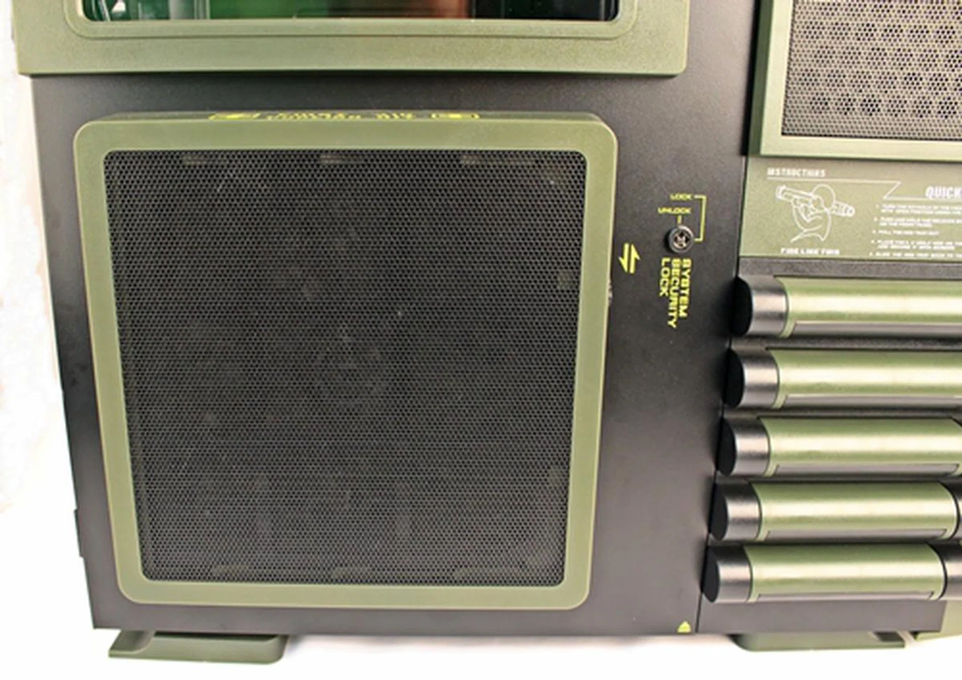 The housing of the side 230mm cooling fan has a lever at its side to control the direction of the air-intake.