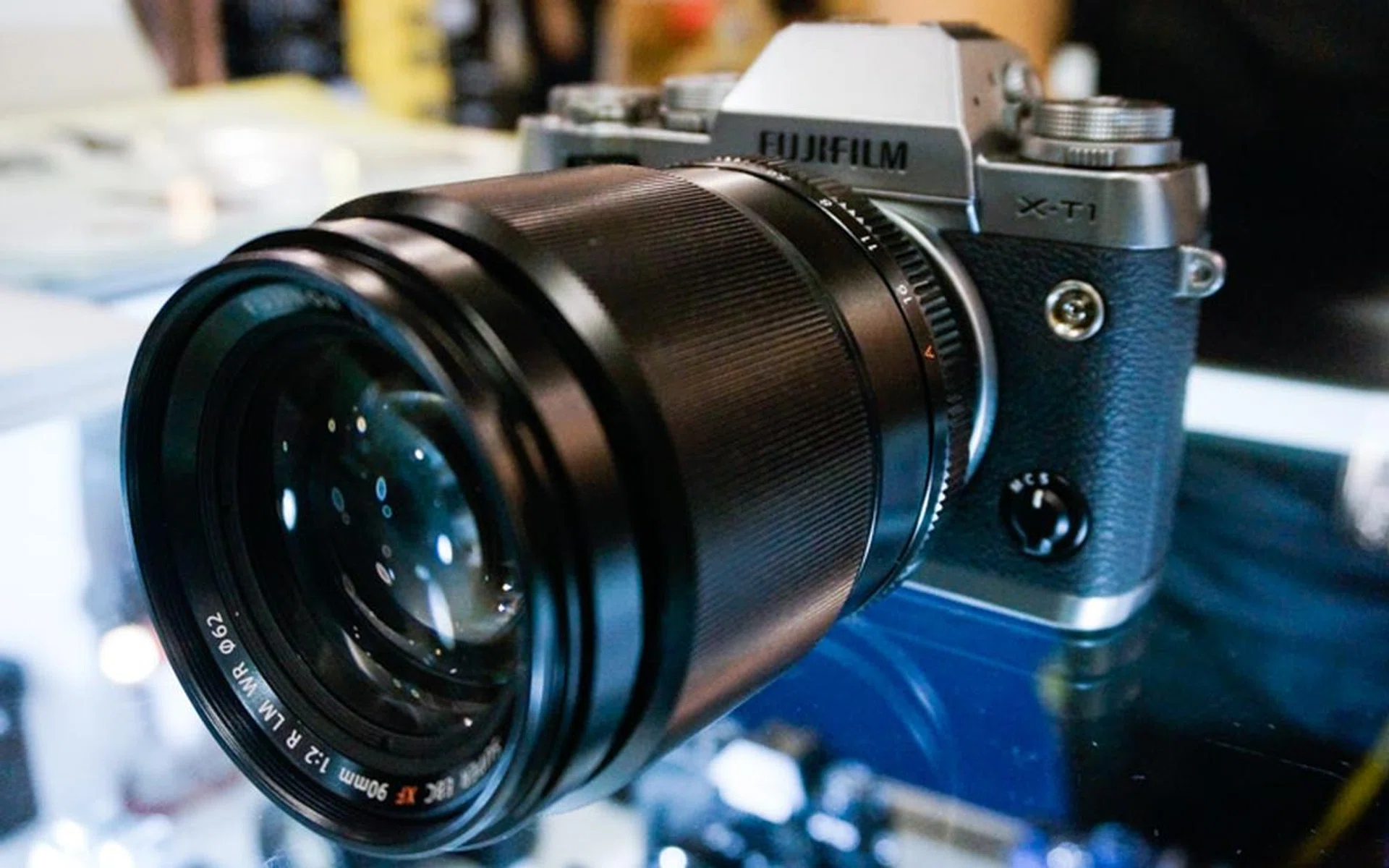 The X-T1 graphite silver edition pictured is a 16.3-megapixel APS-C camera with Fujifilm’s acclaimed X-Trans CMOS II sensor and the ability to go up to 1/32,000 second thanks to its electronic shutter. It’s going for $2,199 at this show and comes with a free 16GB SD card, an extra NWP126 battery, a 16GB UHS-II SD card, cleaning kit, X-series product workshop, and a $100 of NTUC vouchers. You can also trade in any DSLR (in working condition) at the show to get $400 cashback off the purchase.  Further, purchase with purchase specials for XF lenses (except the XF16-55mm, XF16mm & XF90mm) where you get $200 off with purchase of one lens, $450 with purchase of two lenses, and $800 off with purchase of three lenses.