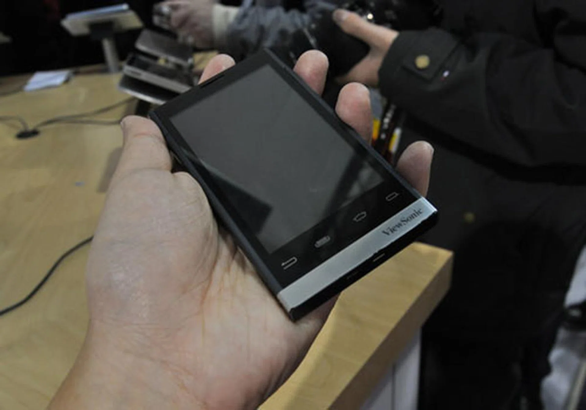 This folks, is the ViewPad 4 and in the back ground you can see people trying out the ViewPad 7 and 10. While it states that it's a tablet, we can't help but note that it supports GSM - which means it's actually a...you guessed it, a phone.