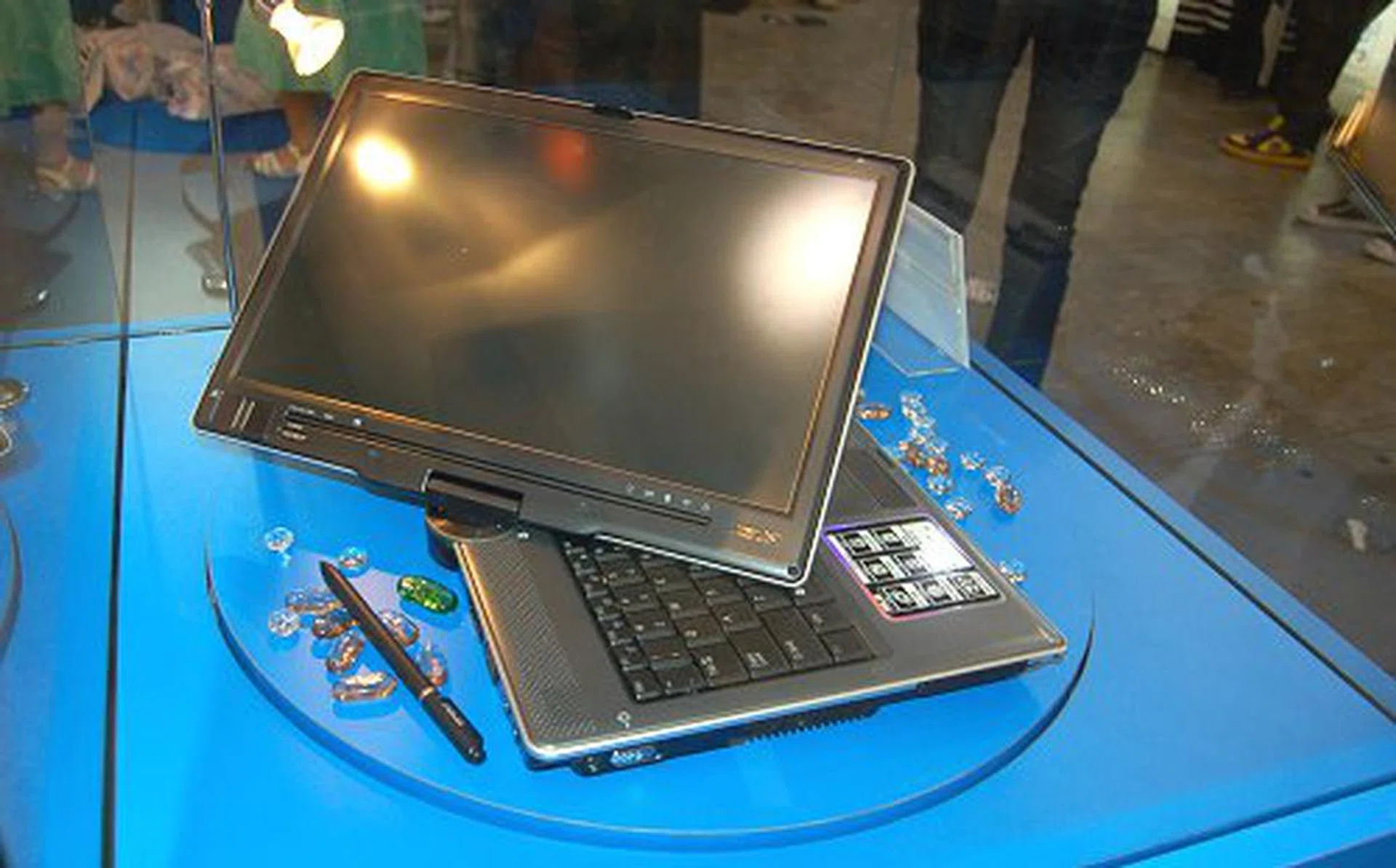The ASUS R1 Tablet PC on display has a 180-degrees convertible LCD and powered by Intel Core Duo or Core 2 Duo processors.
