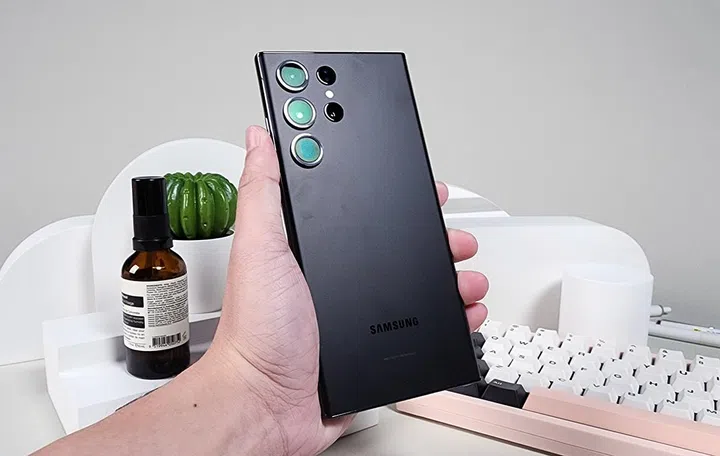 Samsung Galaxy S23 Ultra in Phantom Black.