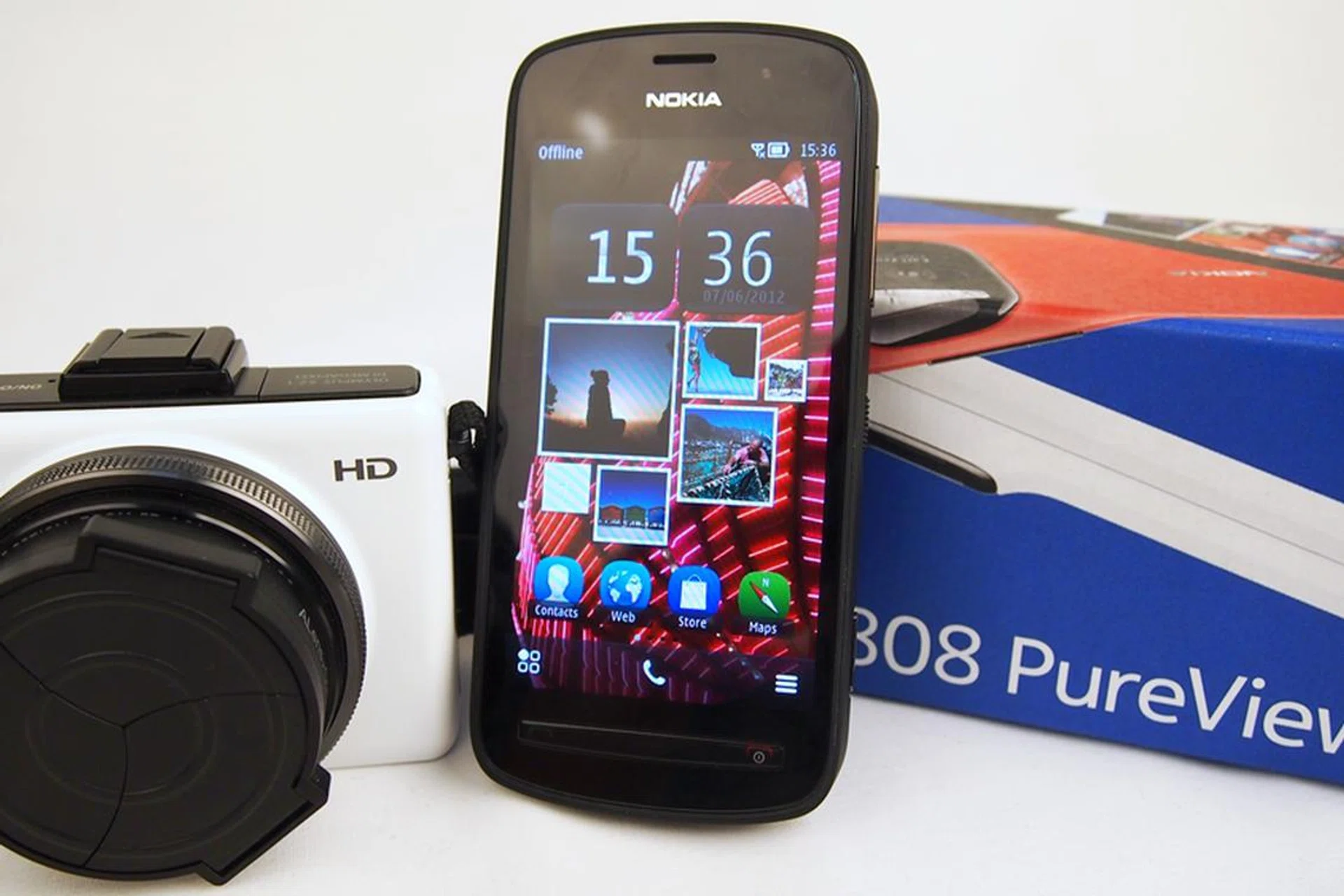 How will the Nokia EOS PureView Windows Phone device look like? Seen here is the first PureView device, the Nokia 808.