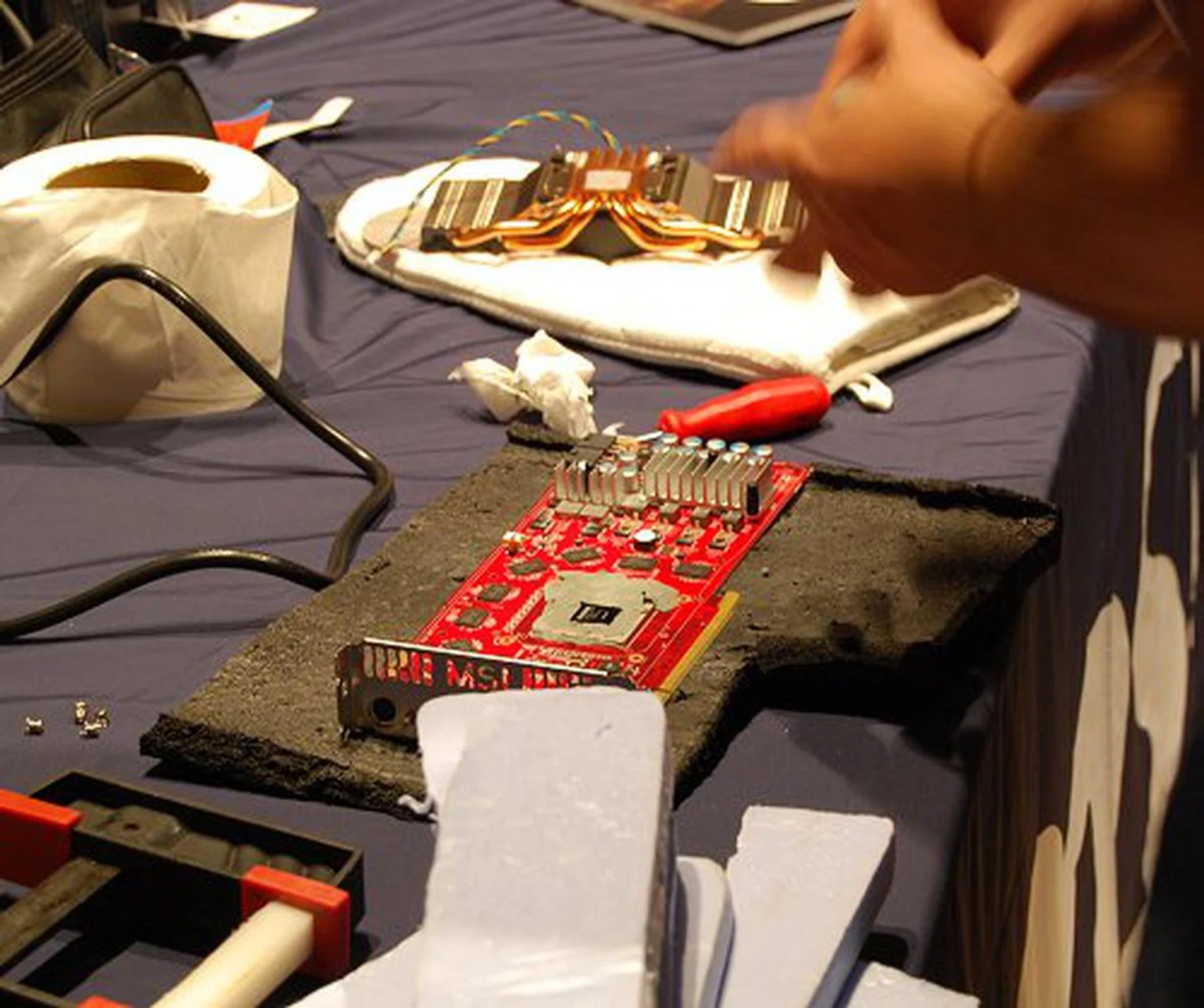  No one seems to care about MSI's custom cooler, as practically every team had removed it for further modding.  