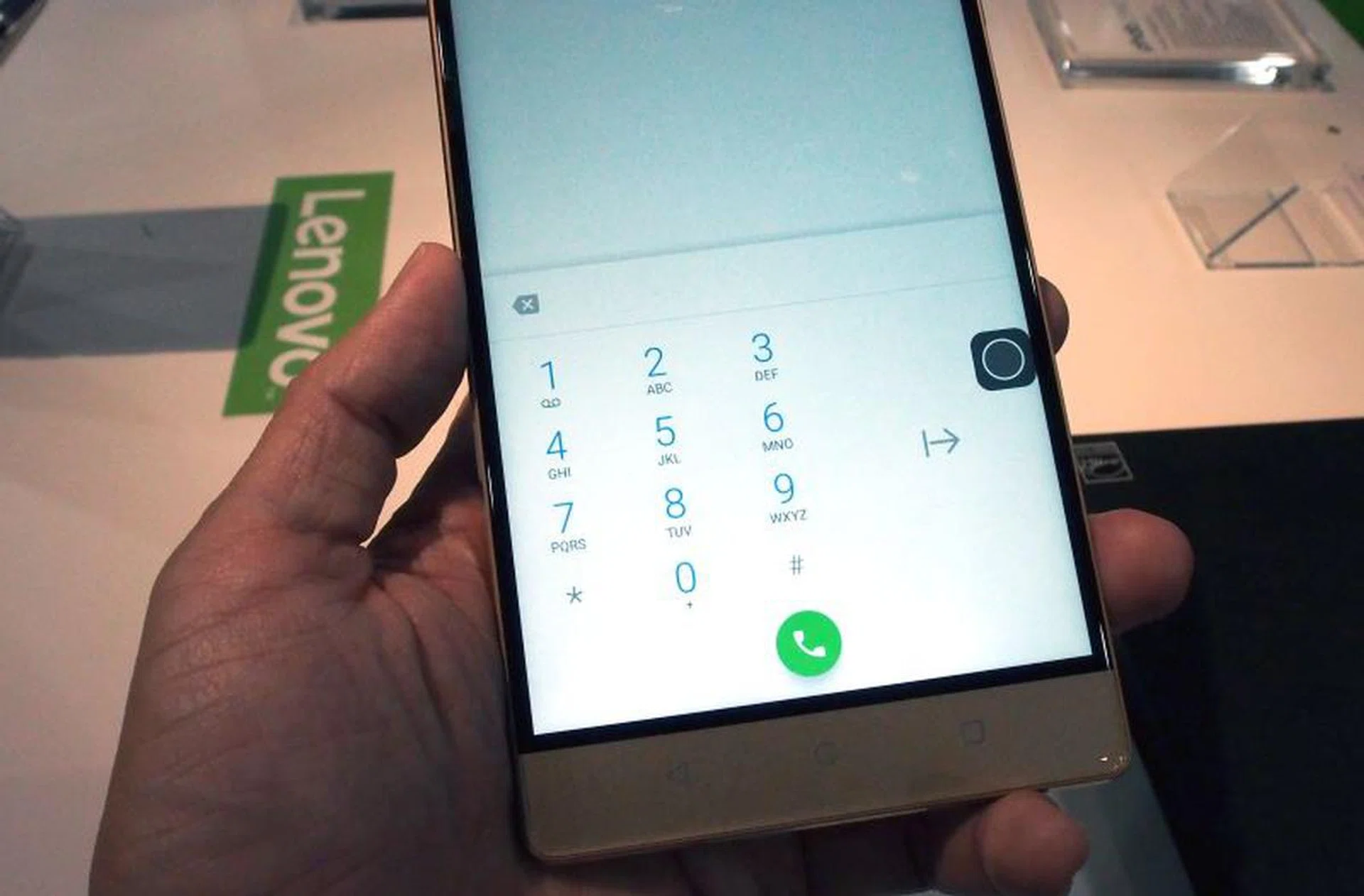When enabled, the one-handed dialer can switch position from left to right based on which hand you're holding the phone with.