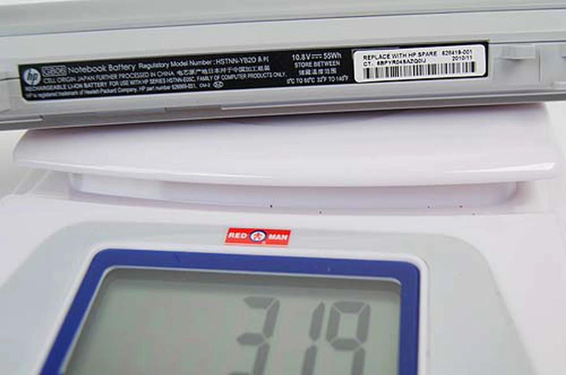 We thought the battery felt heavy, so we decided to weigh it. Most notebook batteries are heavy, but this one felt much heavier.