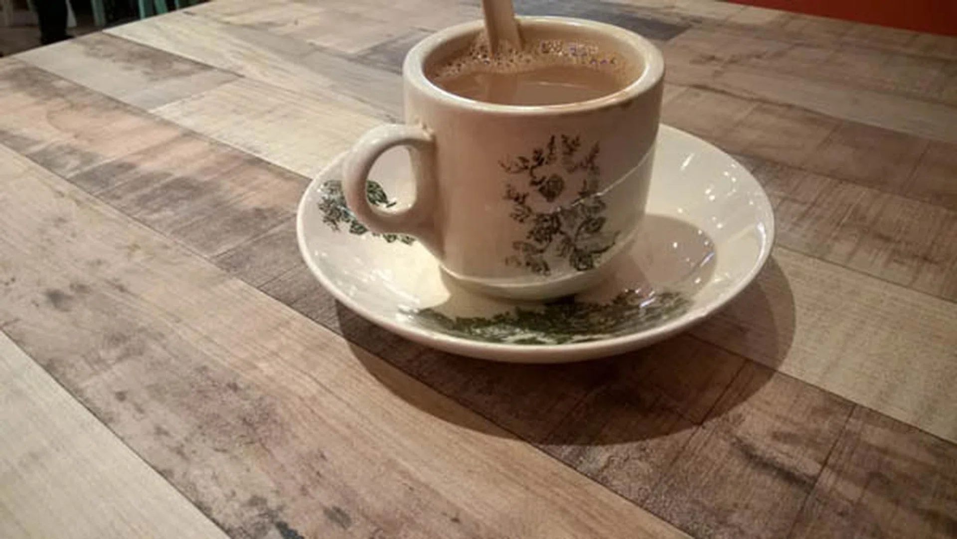 This photo is taken with trembling hands. Note that the photo doesn't have any hints of motion blur, thus showing off that its OIS hardware does work.