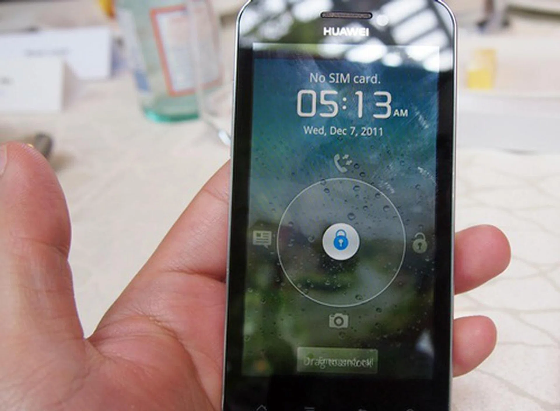 The lock screen allows you to access four shortcuts - messages, call records, unlock and camera.