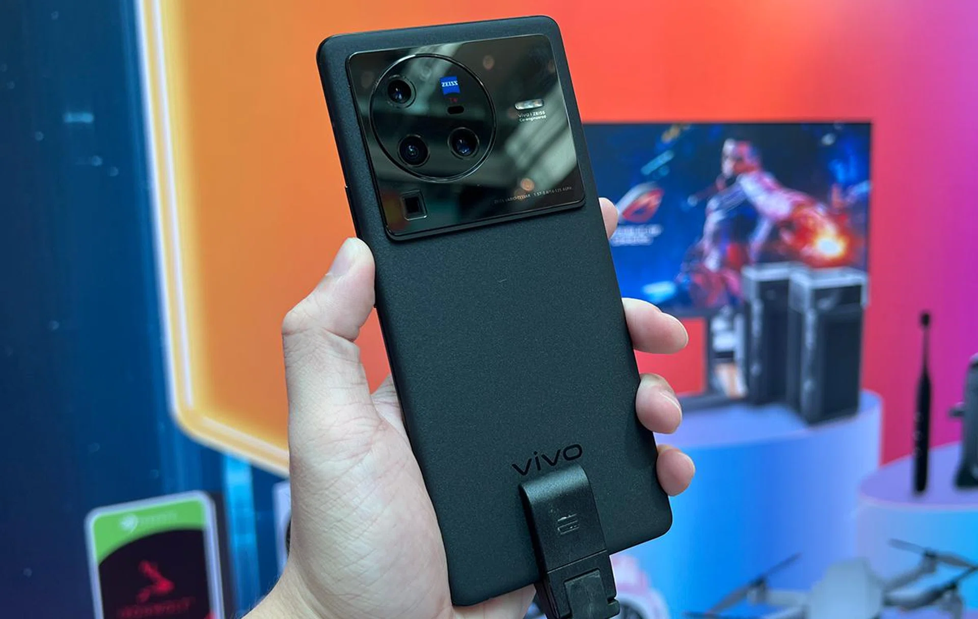 A very close call for the Vivo X80 Pro, but a win's a win.