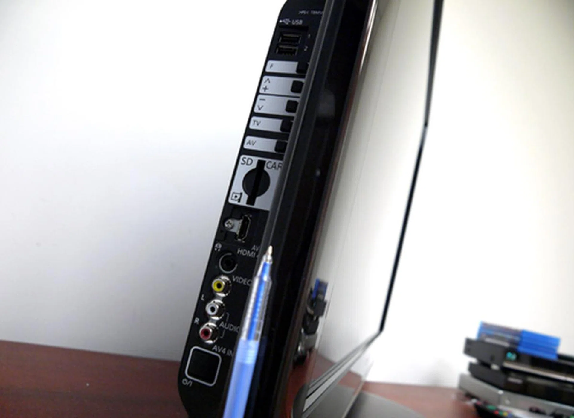 Where slimness is concerned, Panasonic is probably saying to hell with the devil with that. On the flip side, most of its multimedia connectors are easily accessible from the side panel, including both USB ports and SD Card slot. The USB port had trouble reading one of our external hard drives, but worked fine with a Flash-based thumb drive.