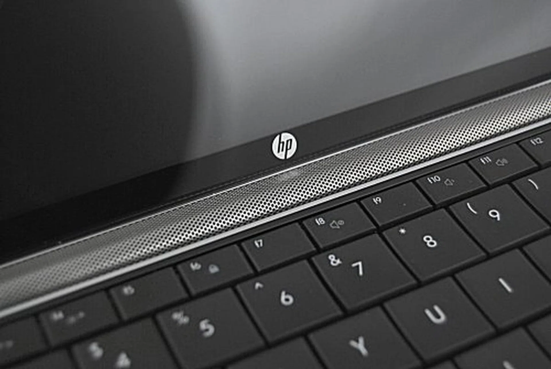 The speakers have been moved to the hinge instead - and we really like this change. It looks good and its pretty cool to boot. Too bad the audio volume isn't as powerful as the older Mini-Note.