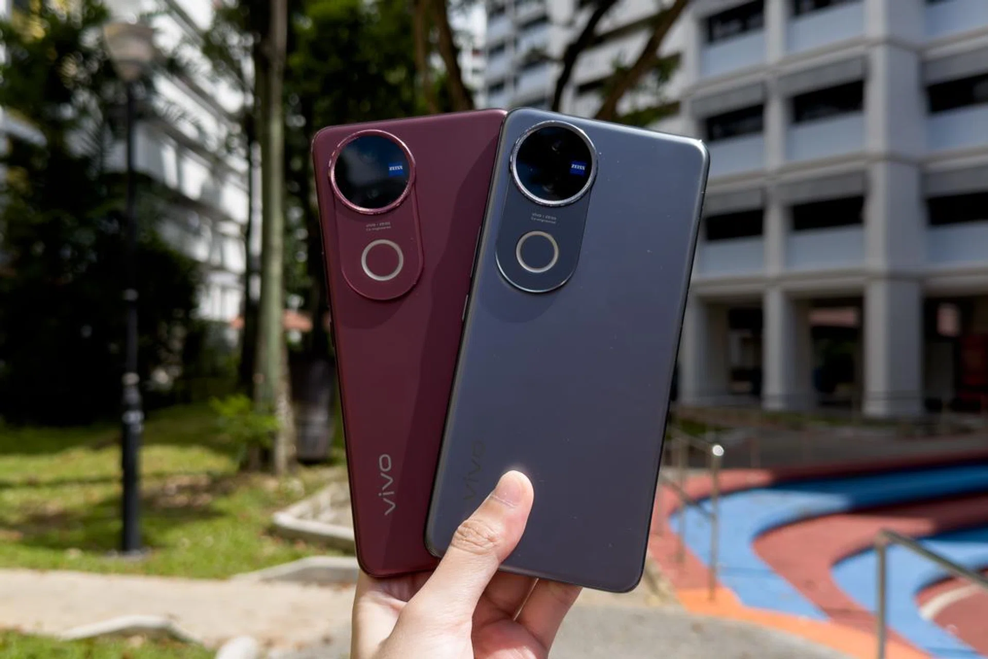 Vivo V50 in Ancora Red and Satin Black. Photo: HWZ.