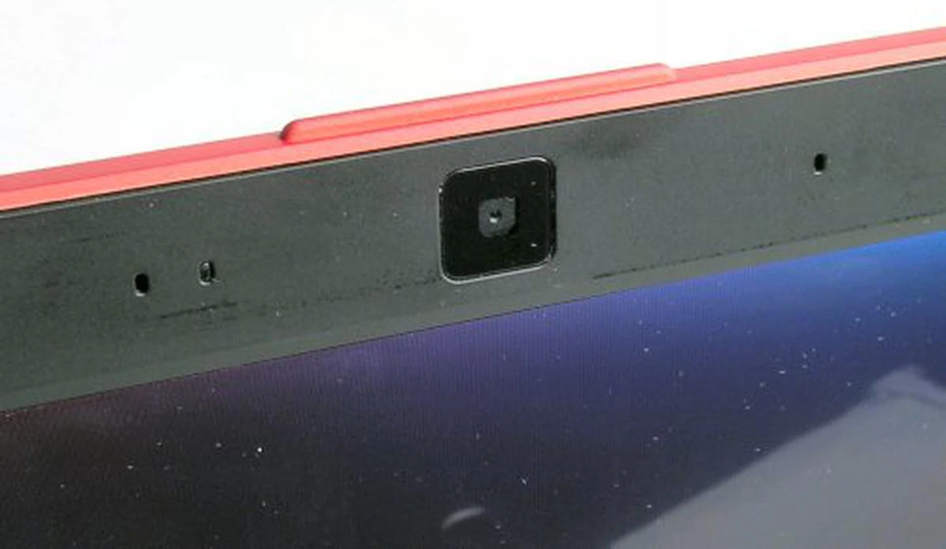 Fixed integrated webcam on the top of the lid. Comes with face tracking software and embedded array microphone set.