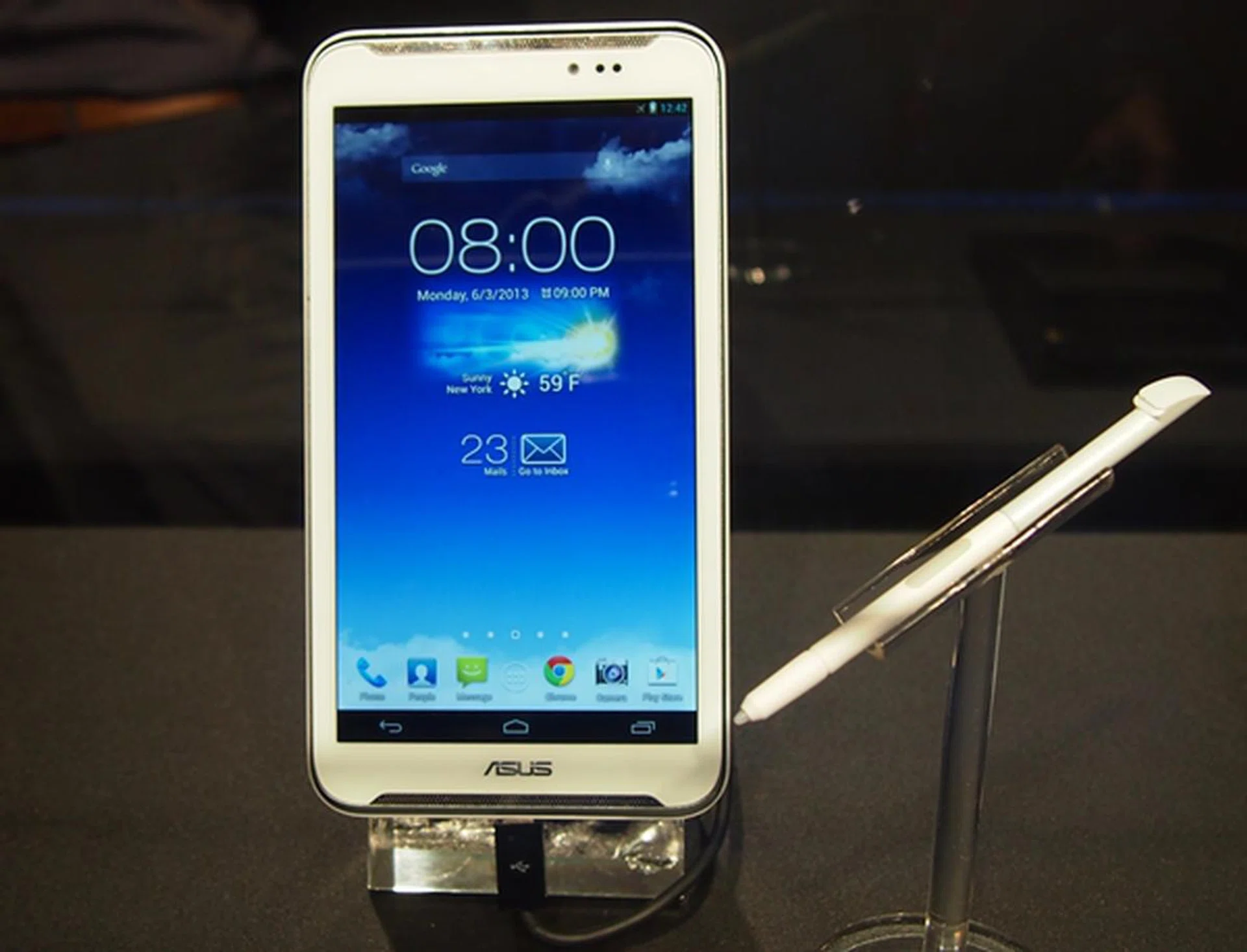 ASUS takes the best features of its competitors - the dual front-facing speakers of the HTC One and the stylus concept of the Samsung Galaxy Note series - and morphs into the Fonepad Note FHD 6.