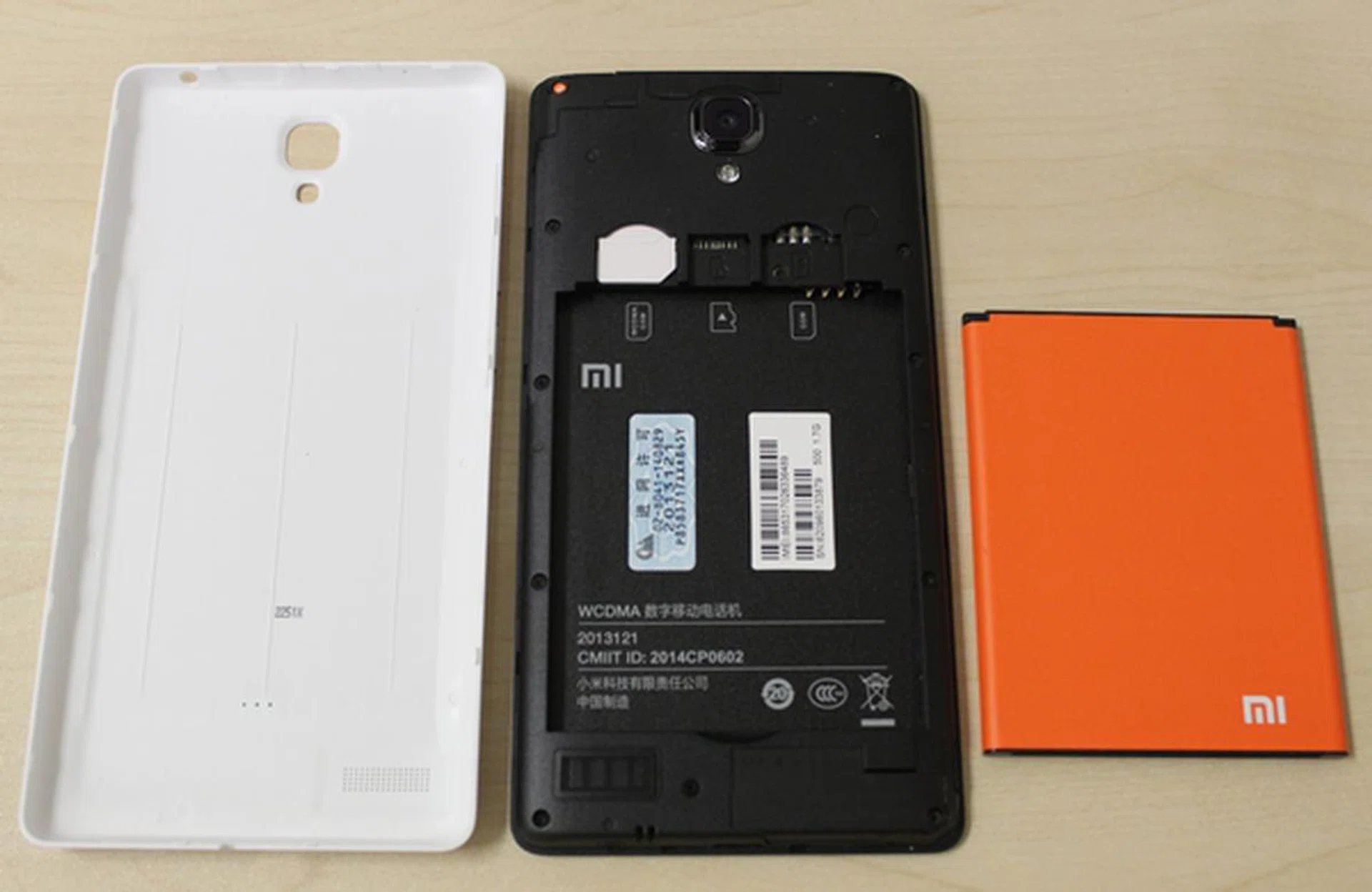 It is easy to remove the back cover and battery.