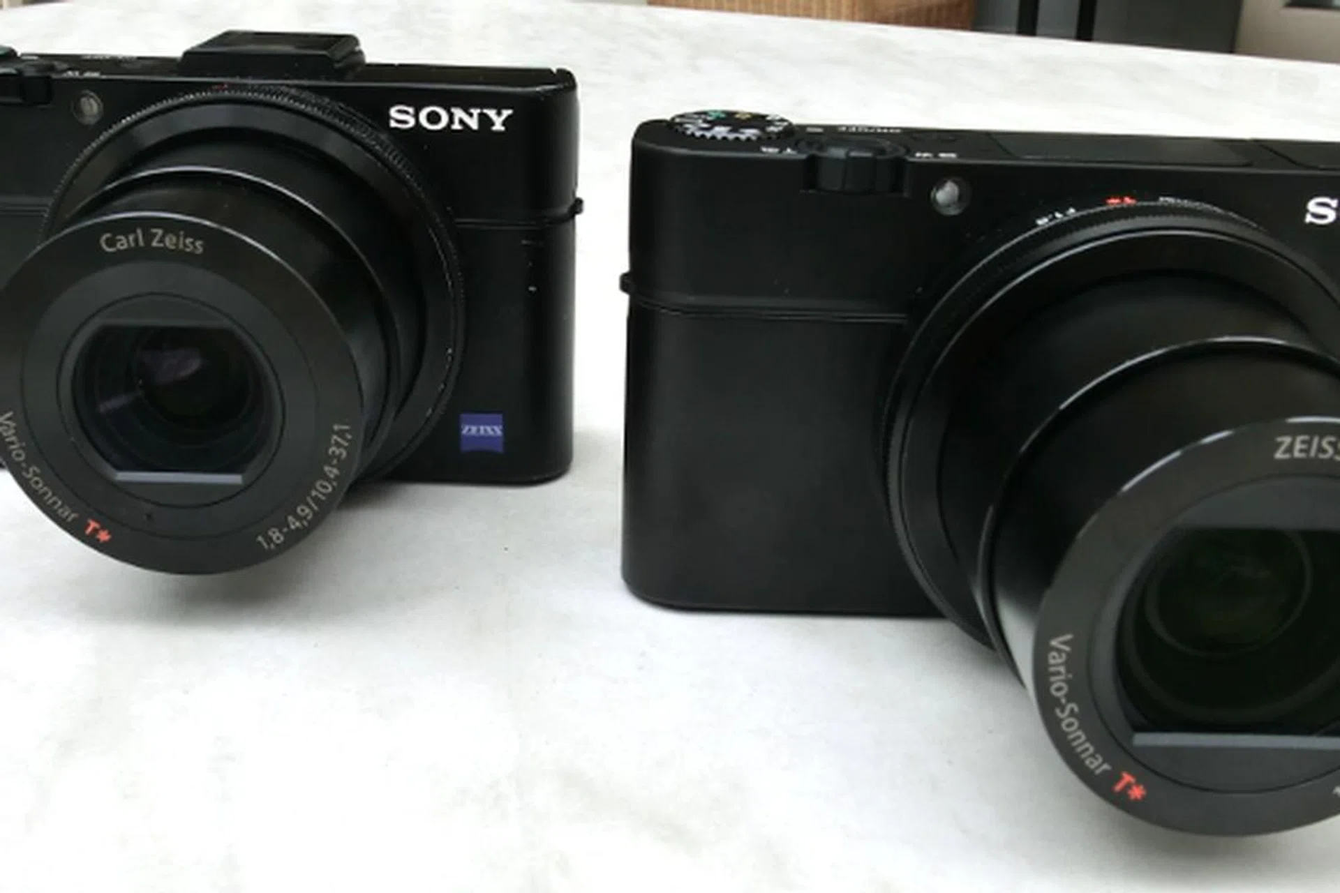 The RX100 III (right) looks similar to the RX100 II. So what has changed? Read on to find out. 