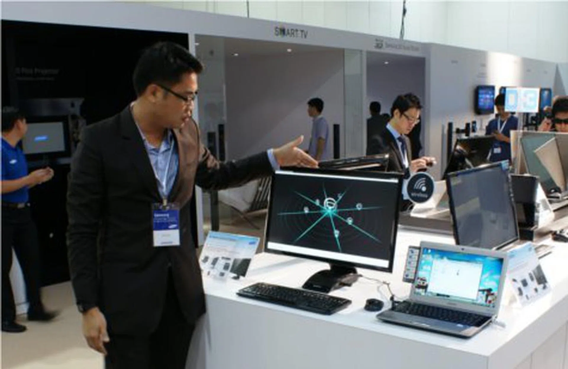 Introducing the new CA750. If this does not help you do away with all the wires cluttering your desktop, nothing will.