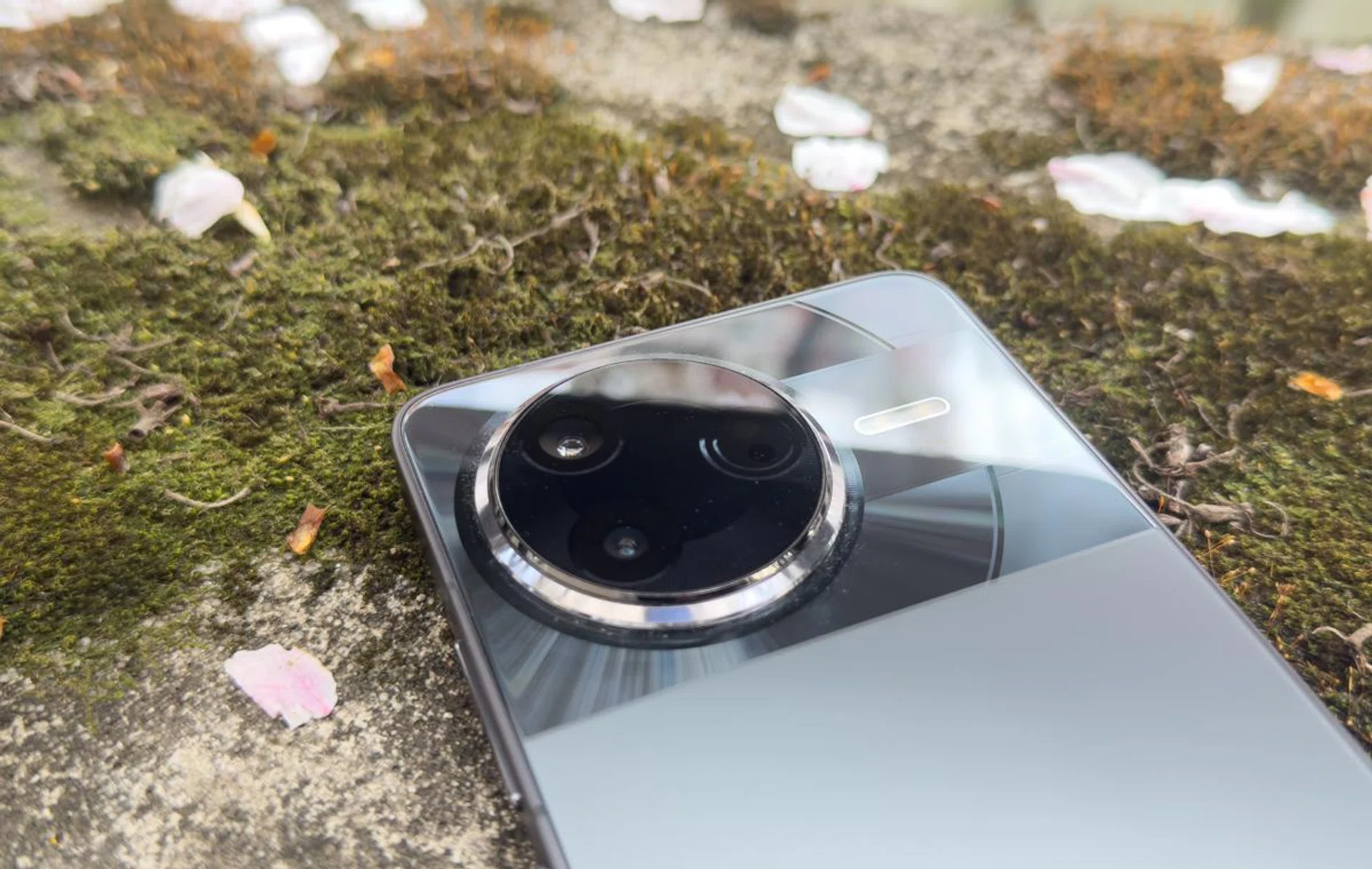 The camera bump isn't too obtrusive. Photo: HWZ.