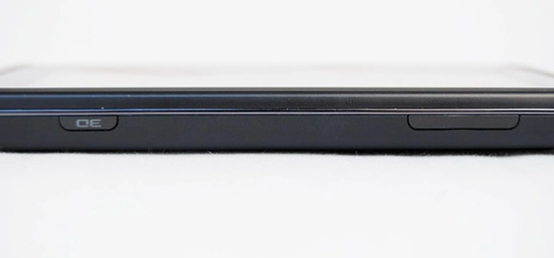 The volume controls are found on the right profile alongside a small dedicated 3D key that's a tad hard to press. No shutter button spotted here though.