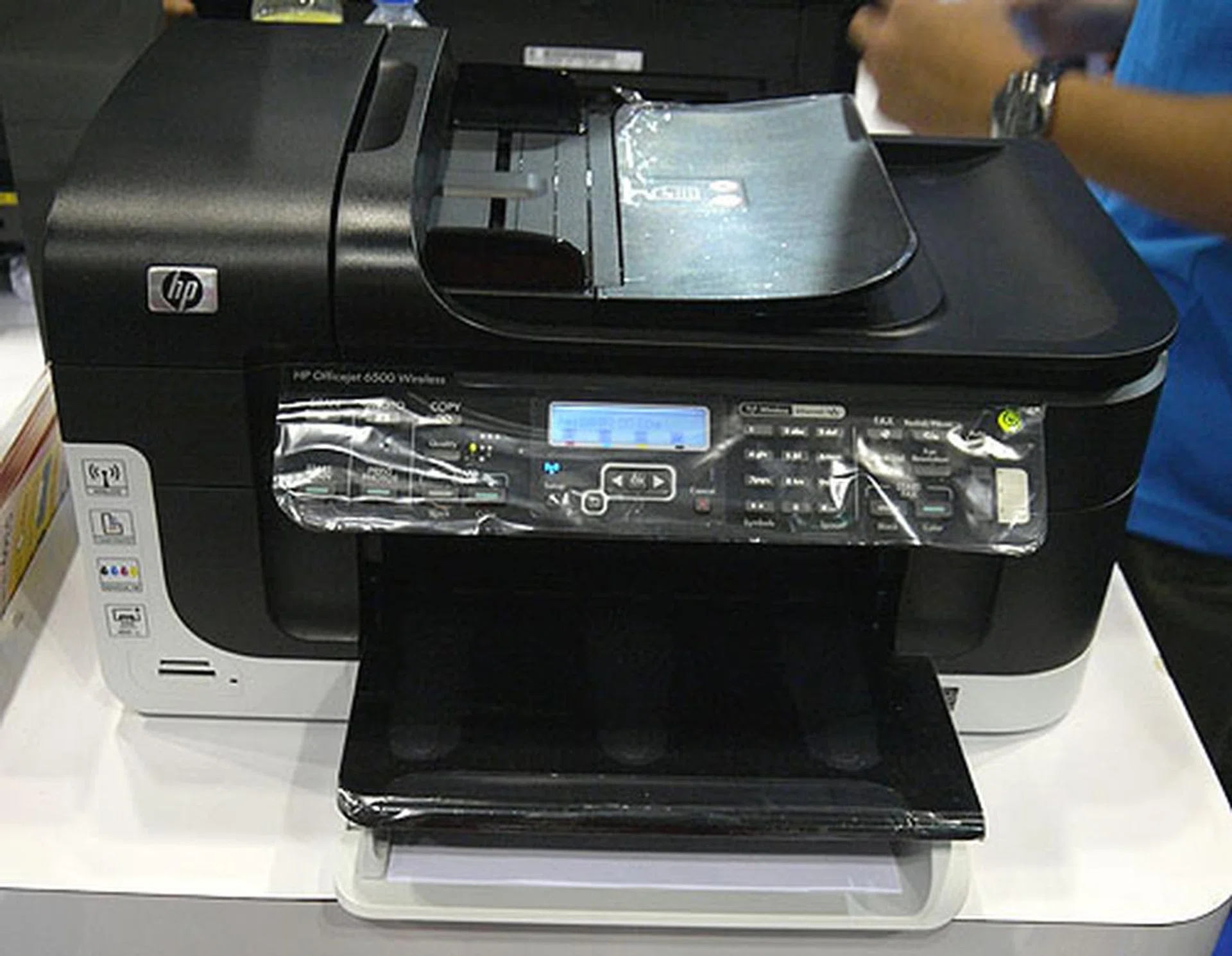 Another popular model, the HP Officejet 6500 is a wireless capable AIO printer going for $369 instead of $399. It also comes with freebies including a trolley, extended one-year warranty and a $30 NTUC voucher.