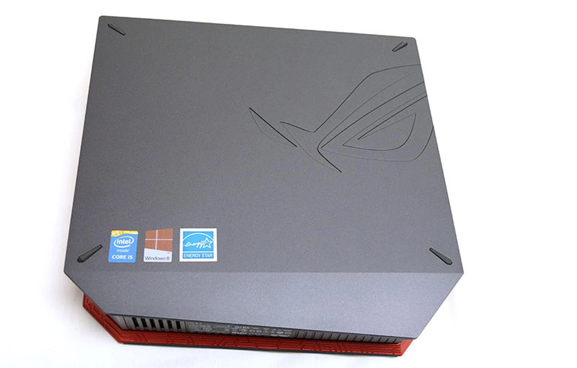 Four rubber stands on the left side panel allow the ROG GR6 to sit flat on its side as well.