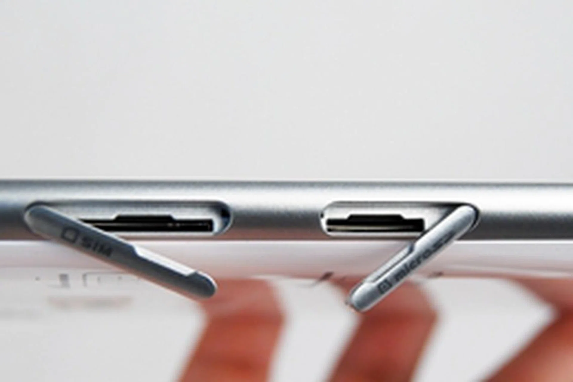 You can find the SIM and microSD card slots on the left side of the Samsung Galaxy Tab 7.0 Plus. Having said that, you can make and receive voice calls on the tablet, a functionality yet to be found on most tablets.