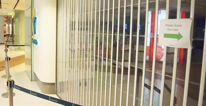 It's midnight, but no queue yet at StarHub.