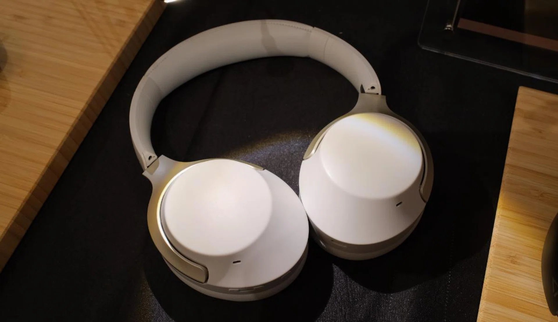 This is the Creative Zen Hybrid SXFI headphone. Sony fans might find it oddly familiar-looking.