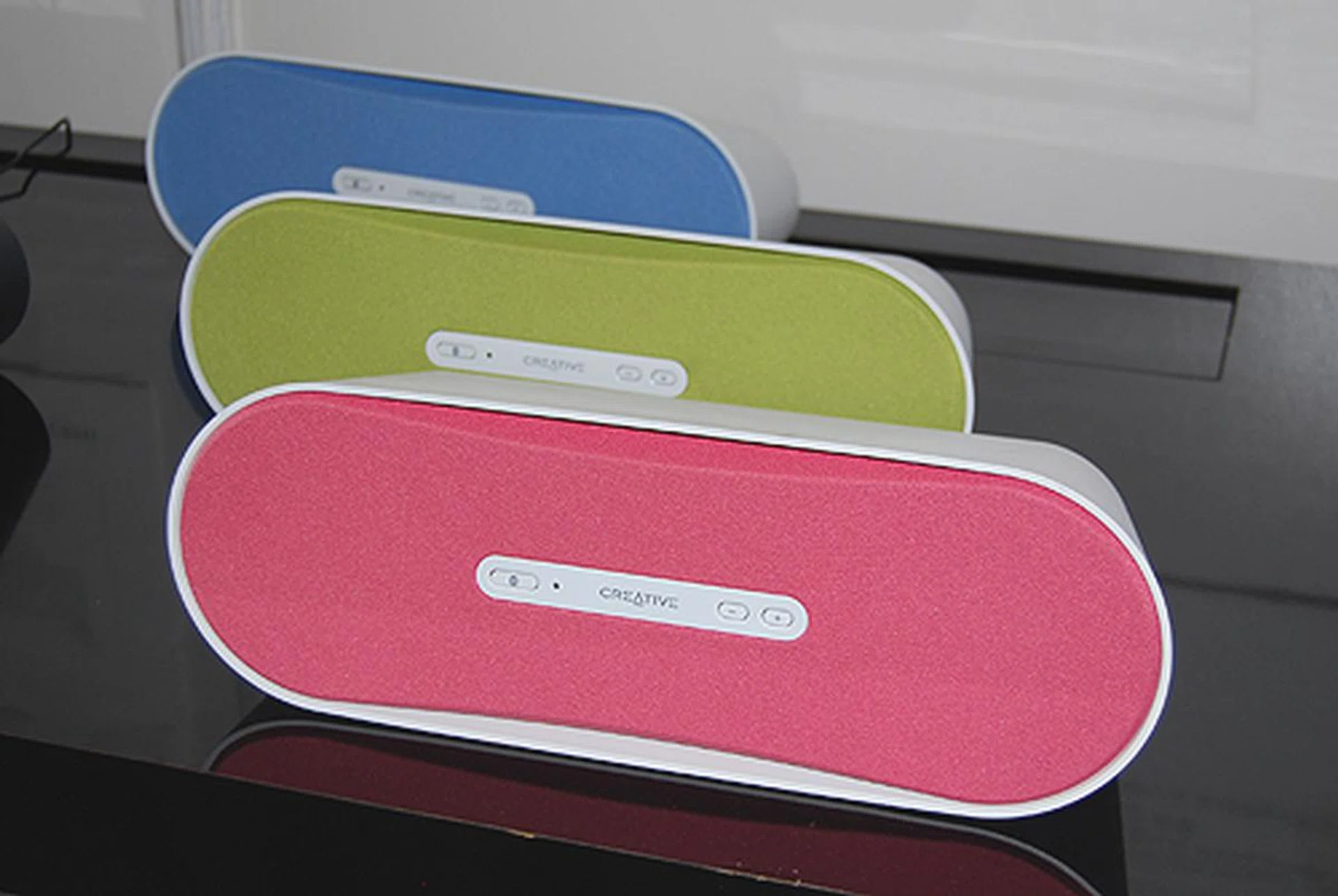 Creative has a large selection of wireless speakers on display, this is the basic D100 speakers going for $89 and comes with a free pair of EP-220 heapdhones. Note that this model is available for pre-order only.