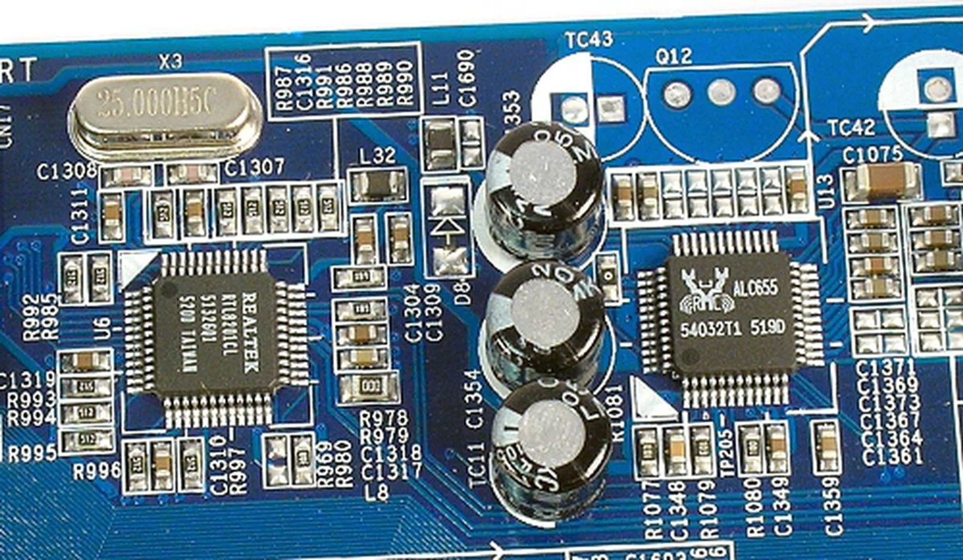 Basic features include a Realtek ALC655 AC'97 6-channel CODEC and a Realtek RTL8201CL Fast Ethernet PHY.