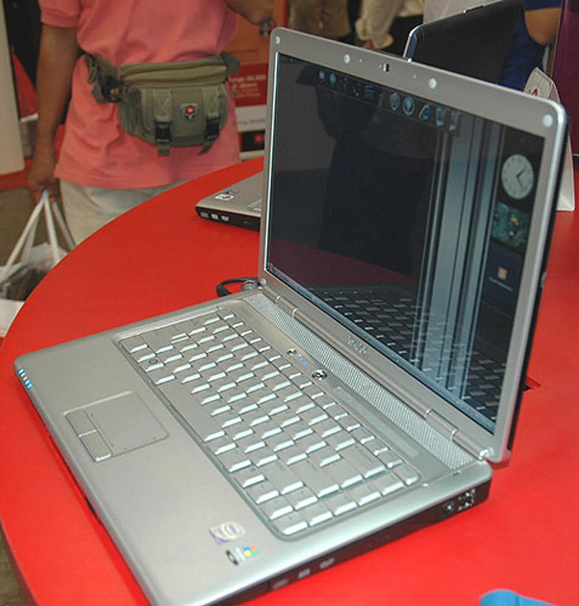  Another option for an entry level notebook would be the Inspiron 1525 at S$1,269, available in 8 vibrant colors and 3 new patterns. They all come with a 15.4-inch widescreen display, 2GB of DDR2 memory, a Core 2 Duo processor and integrated graphics from Intel.  
