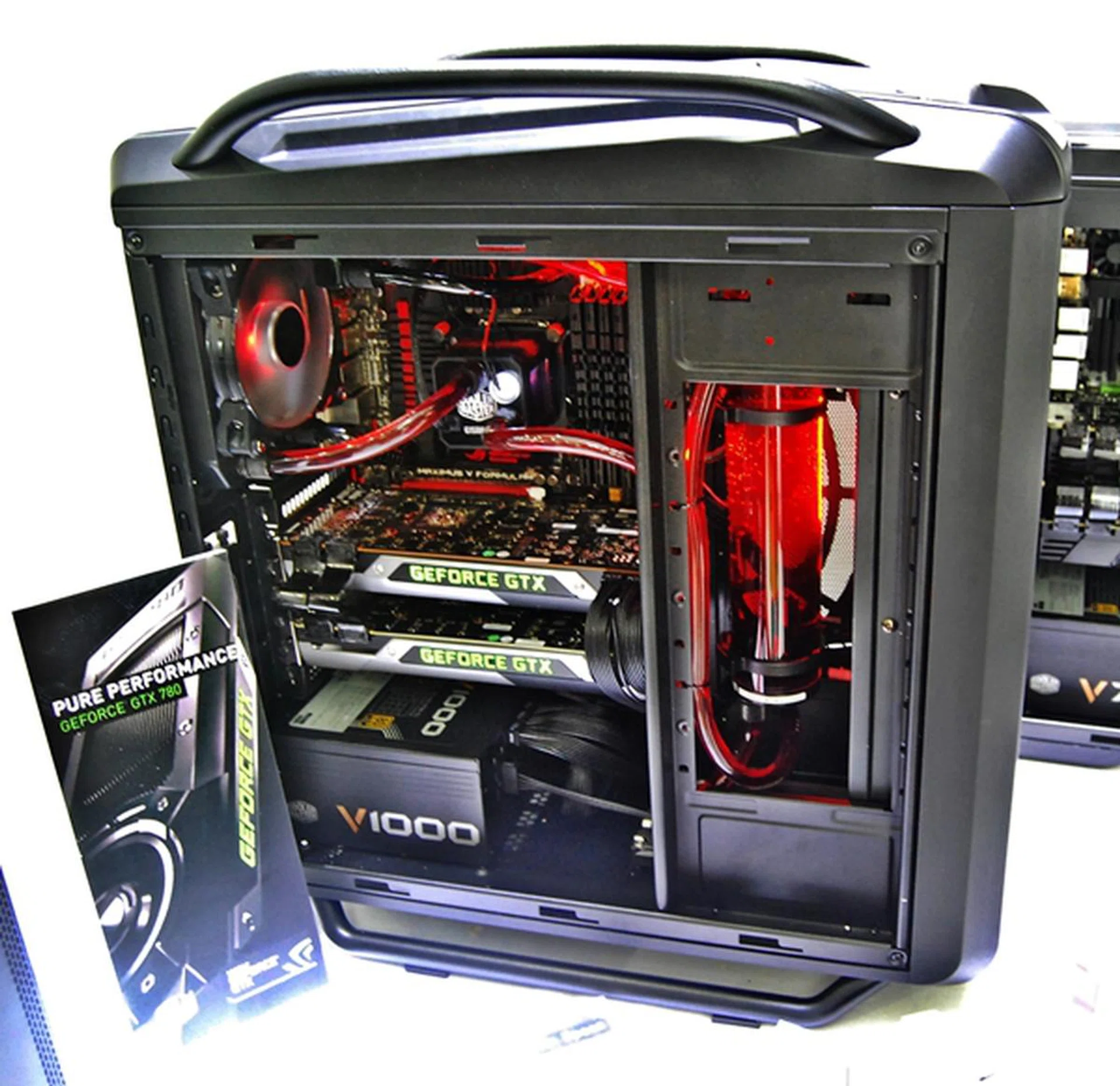 The Cosmos SE demo setup consists of the V1000 PSU and the Eisberg 240 liquid cooling system with custom tubes to best showcase the system.
