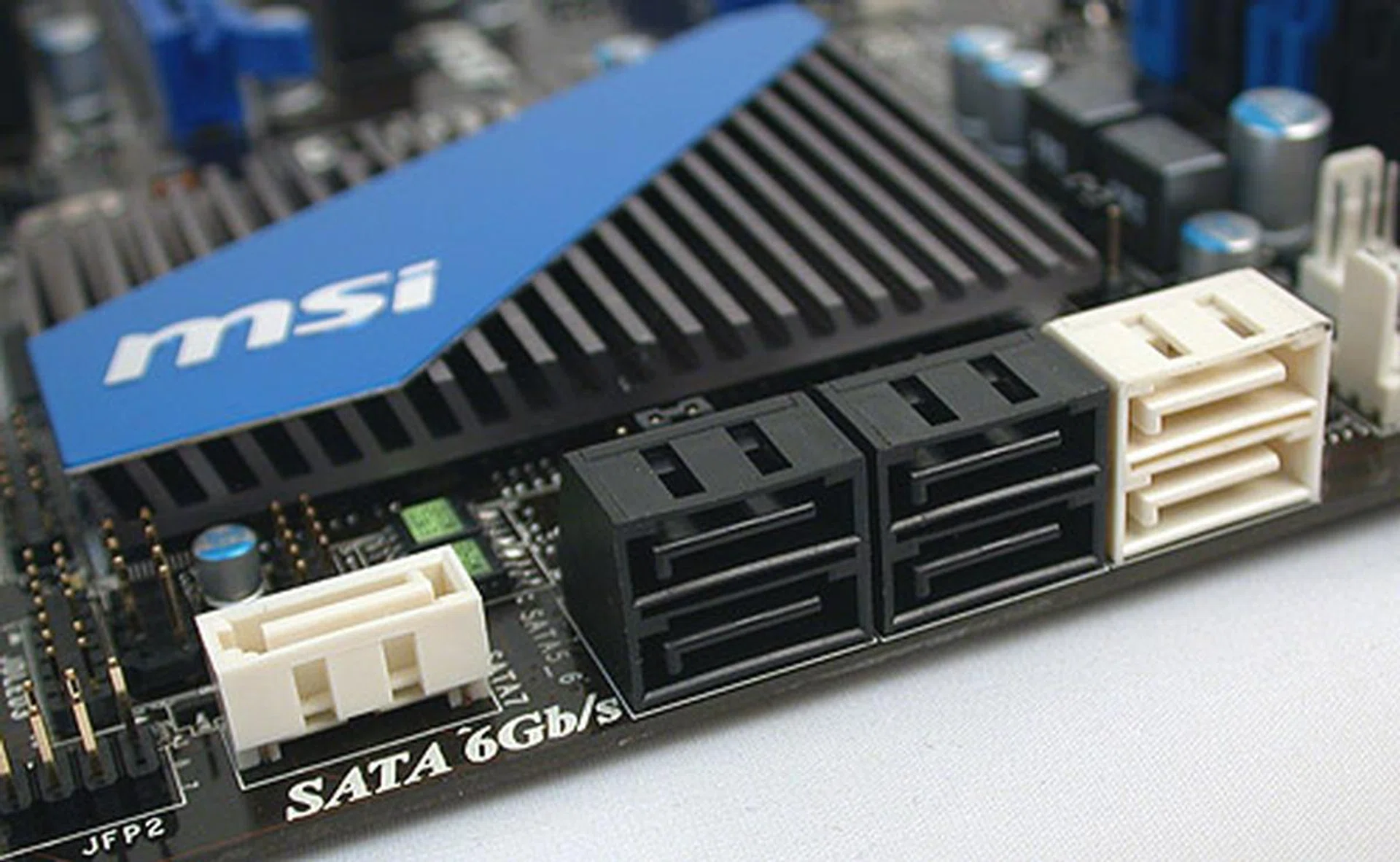 Besides the standard 6 SATA ports (two SATA 6Gbps in white), a Marvell 88SE9128 controller adds an extra SATA 6Gbps port and the eSATA 6Gbps port at the rear. 