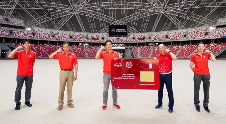 From left to right: Mr Loh Kean Yew, Team Singapore athlete and flag bearer, Dr Ben Tan, Chef de Mission, Team Singapore,

Mr Tan Chuan-Jin, President of the Singapore National Olympic Council (SNOC), Mr Yuen Kuan Moon, Group CEO, Singtel, Ms Yu Mengyu, Team Singapore athlete and flag bearer
