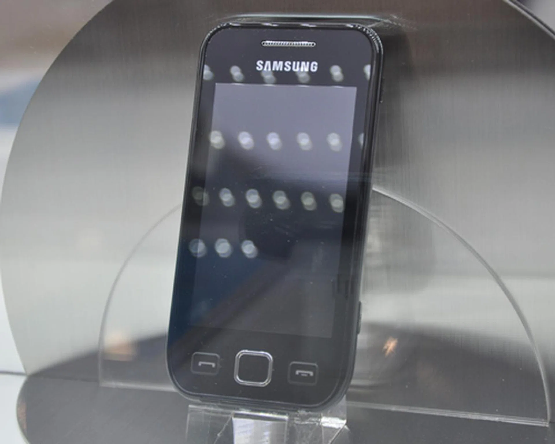 Unfortunately, we didin't manage to get our hands on both the Wave 2 and Wave 2 Pro, with just the dummy units on display at the Samsung booth.