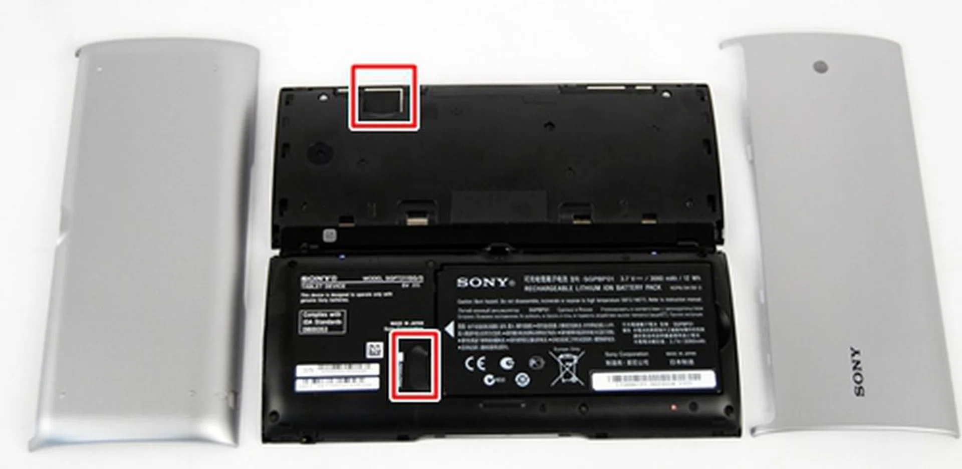 The Sony Tablet P comes with a microSD memory card slot (bottom) and a SIM card slot (top). To access these slots, you have to remove the silver covers. An extra step to remove the battery is needed for the microSD memory card slot. 