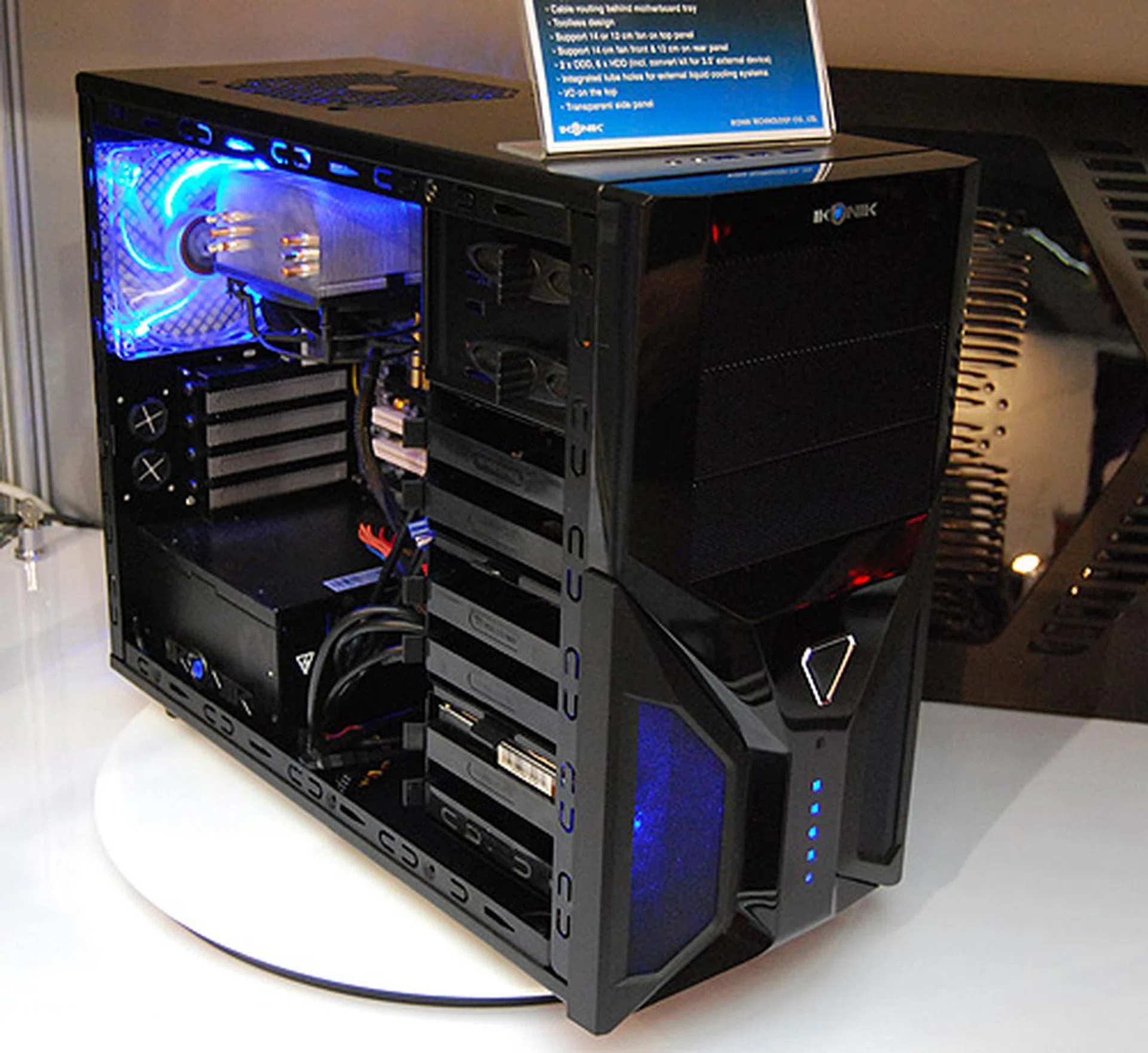 Ikonik had a lot of casings on display, many of which have been specially designed to accommodate today's ultra-large graphics card. This is the M1000. Another unique thing about it is that it has a hot swappable HDD SATA tray.
