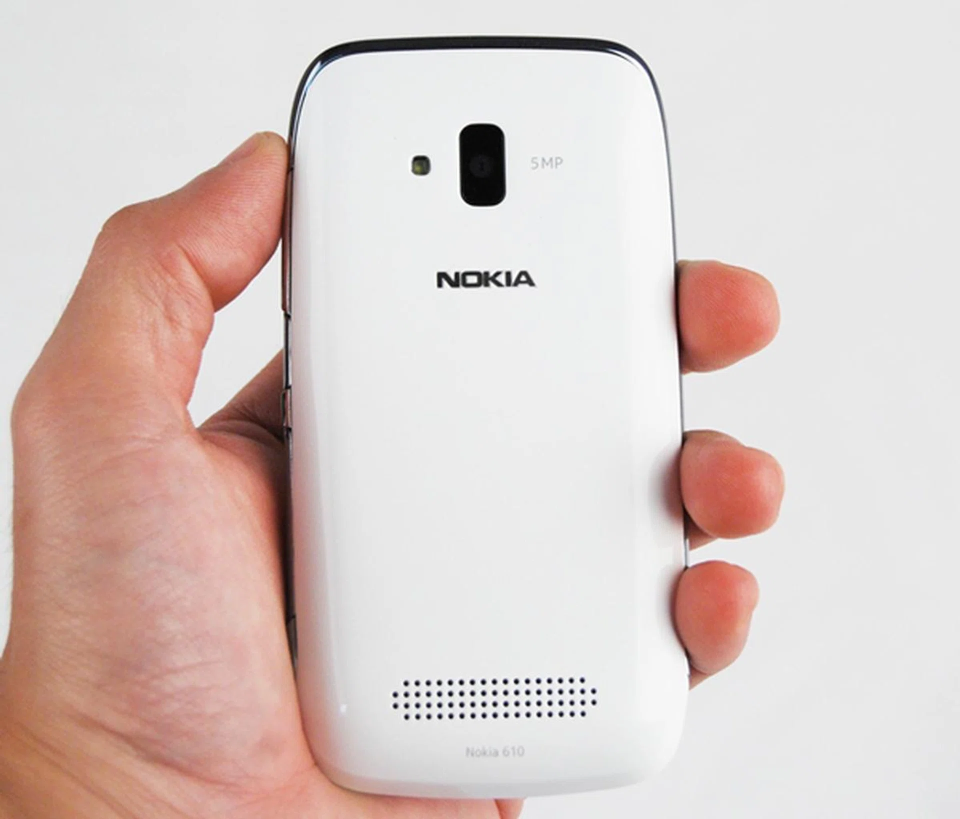 Unlike the matte cover of the Nokia Lumia 710, the Lumia 610 uses a glossy back cover which unsurprisingly attracts smudges and fingerprints easily. On this white edition of the phone, you can't really notice it much, but it's all there.
