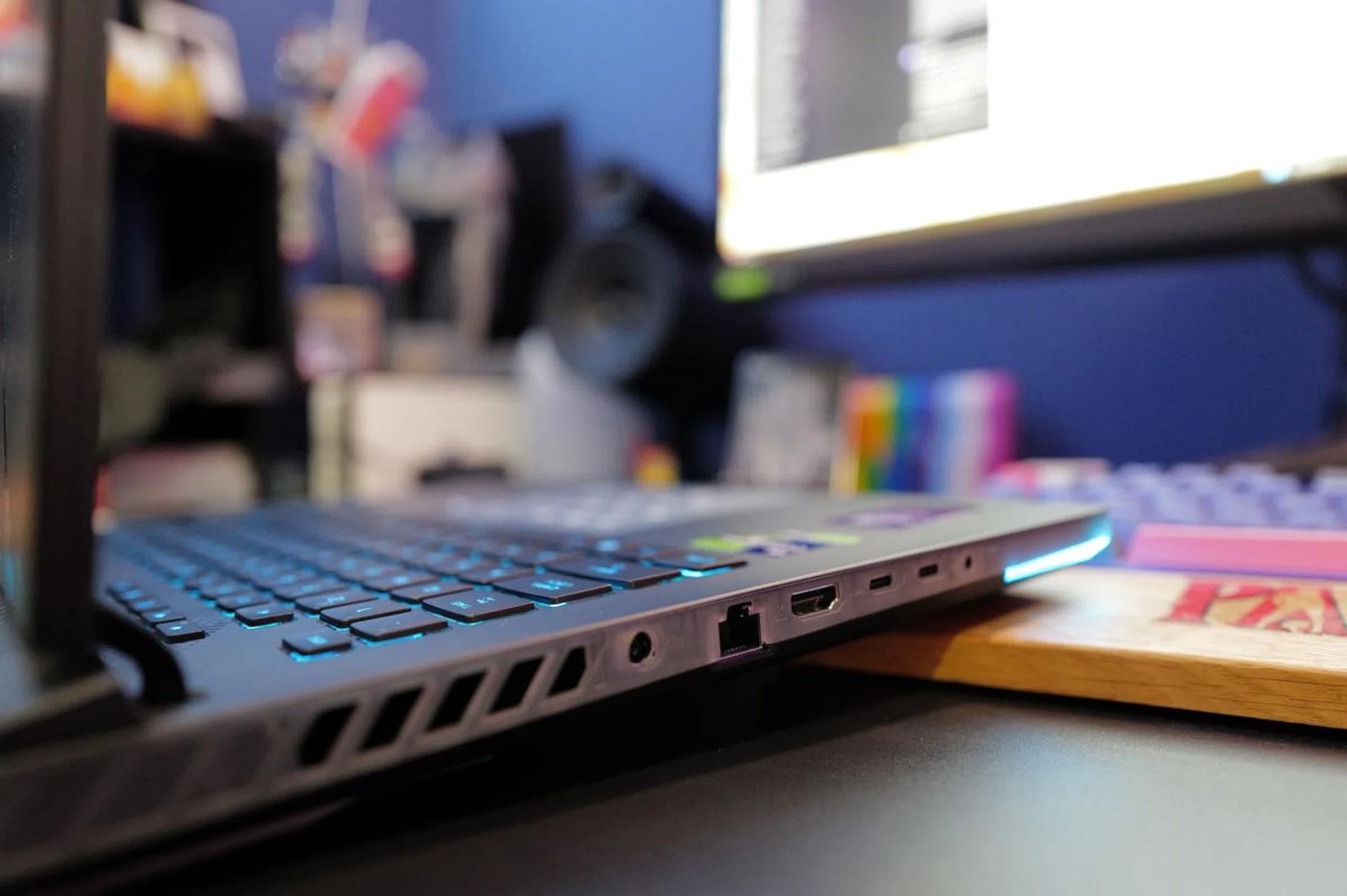 I would have preferred for the power point to be placed at the rear of the notebook, giving it a cleaner look when tethered to the power brick.