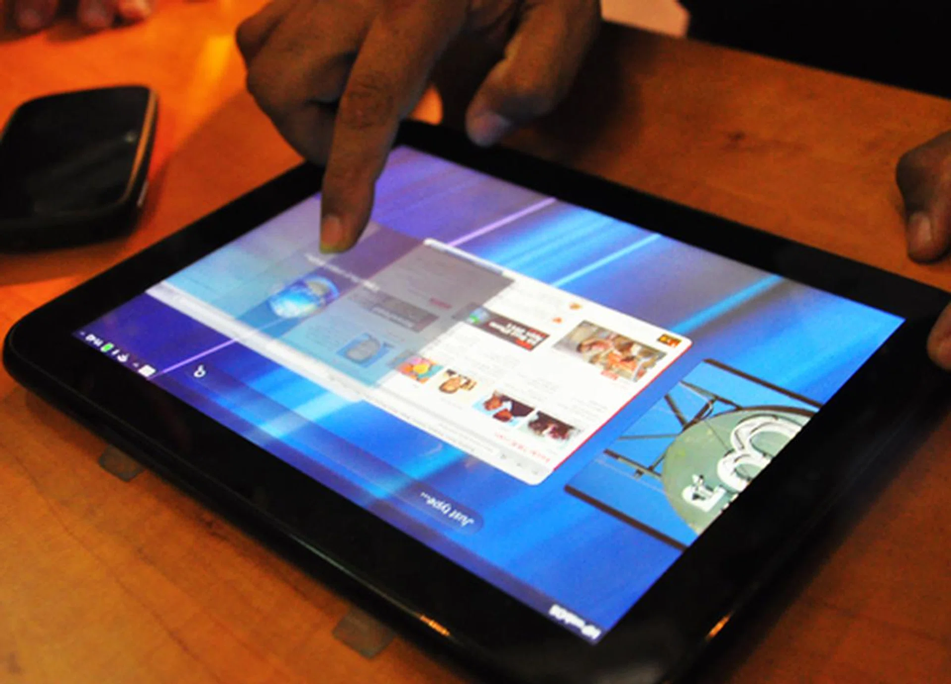 From what we saw, the TouchPad handled multi-tasking very smoothly, with no lag spotted. The apps working in the background are displayed as tabs with full view of your last activity. You can easily slip in and out of an app or drafting an email seamlessly.  A nifty feature that we liked was that you could stack these tabs together, which allows you to group similar apps or tasks (say, drafting emails) so that it is easier to keep track of your multi-tasking inventory.