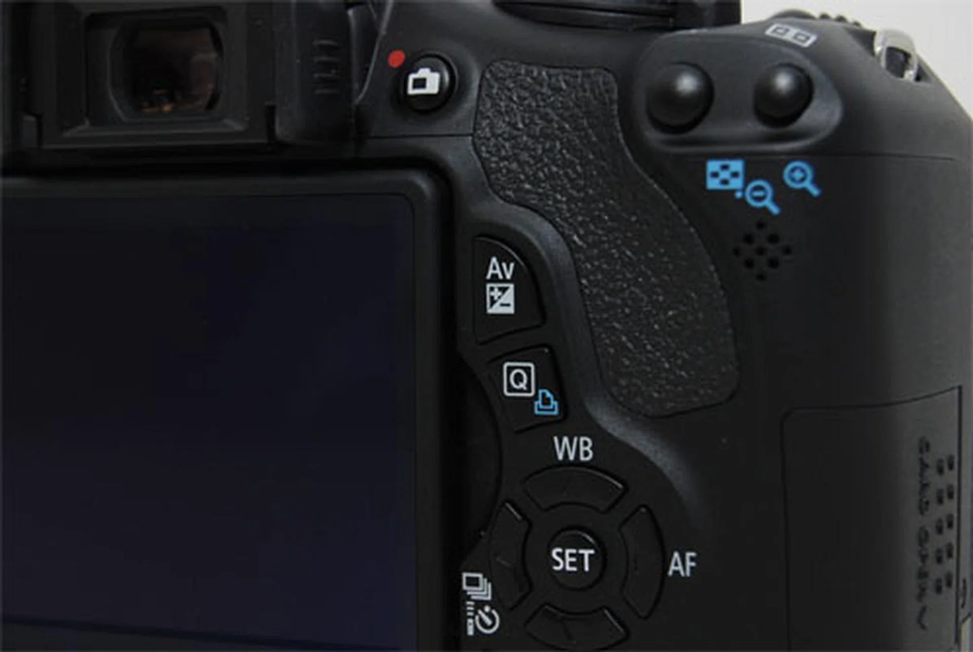 The 600D's thumb-rest has a deeper groove, giving the camera a better grip.