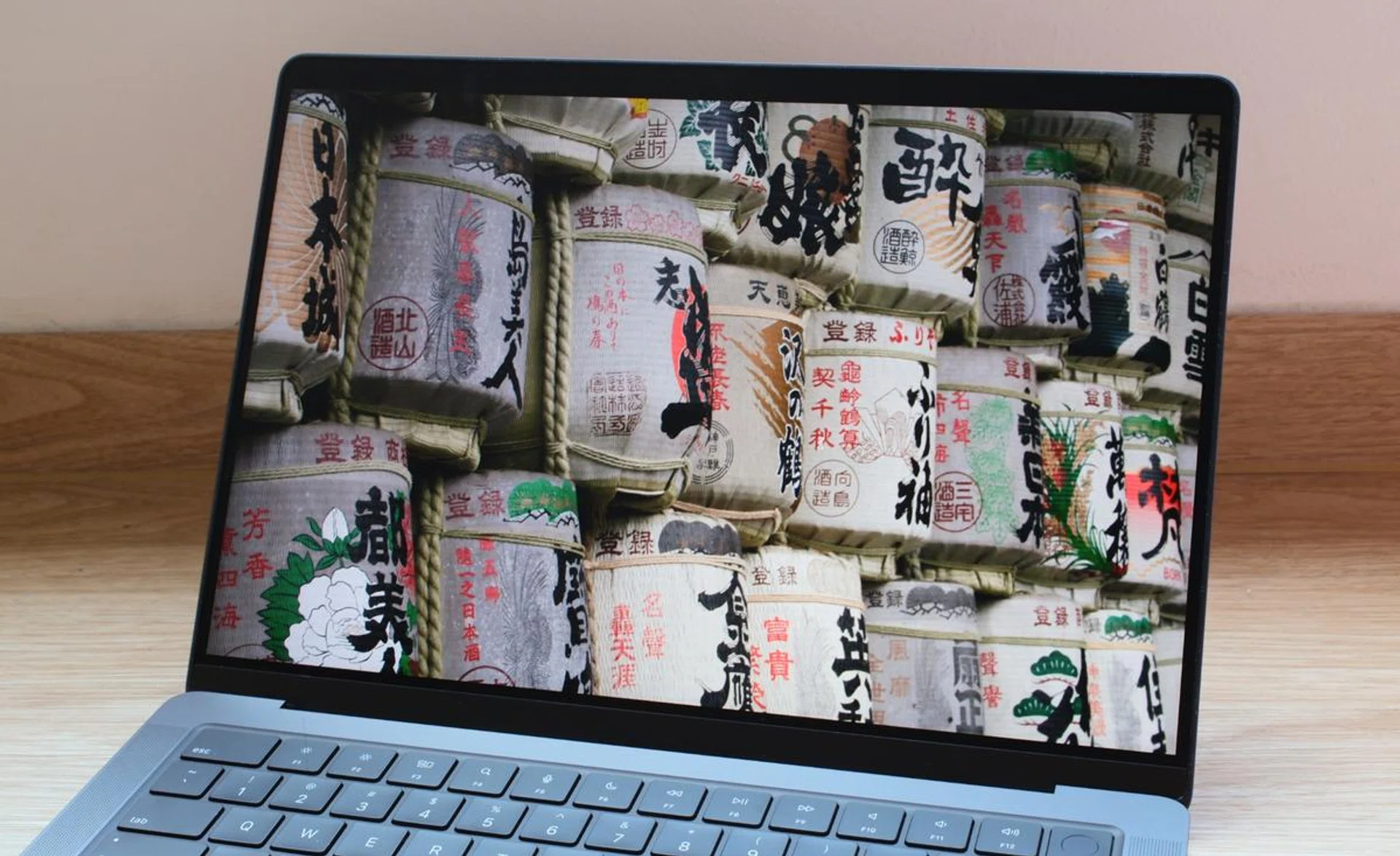 The nano-texture option significantly reduces glare and reflection, but don't expect it to work outdoors under direct sunlight. Photo: HWZ