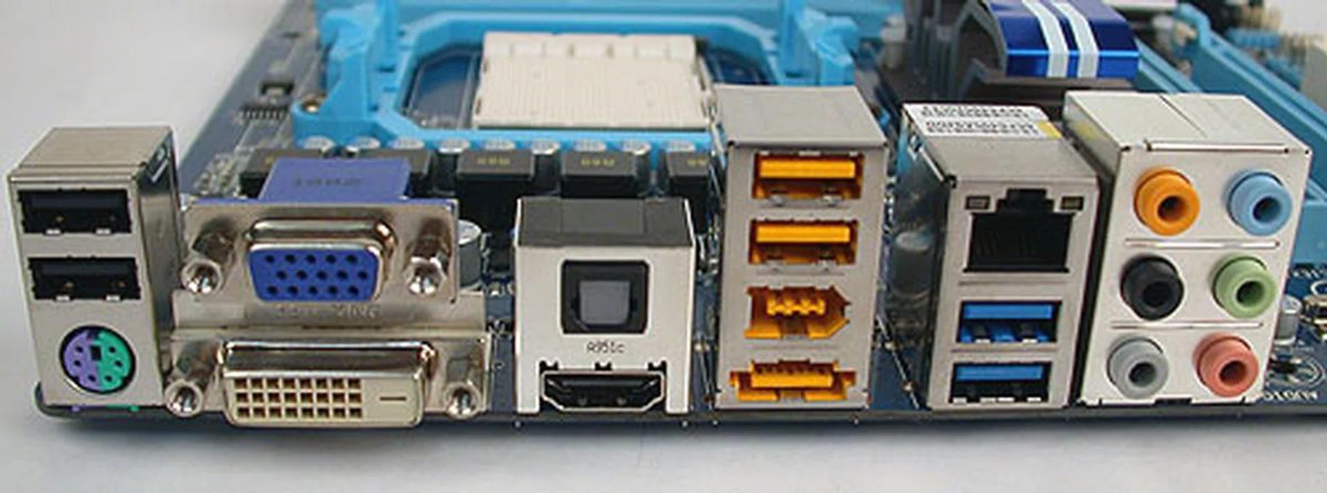 Despite its shrunken form factor, Gigabyte has managed to squeeze in USB 3.0 and 2.0 ports, S/PDIF outputs, LAN and FireWire ports among others. Don't forget the three different integrated graphics outputs.