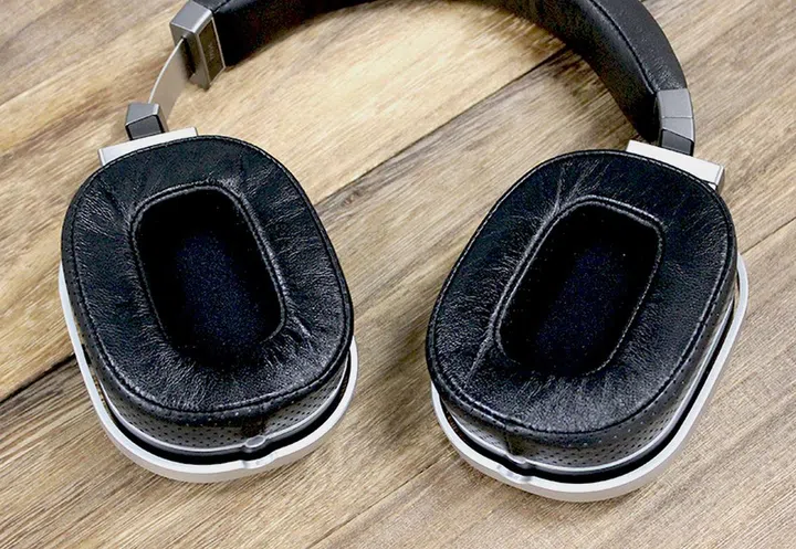 The ear pads are made out of lambskin leather and are comfortable on the skin. Pity that the PMx2 weighs substantially heavier with all the modifications done to it.