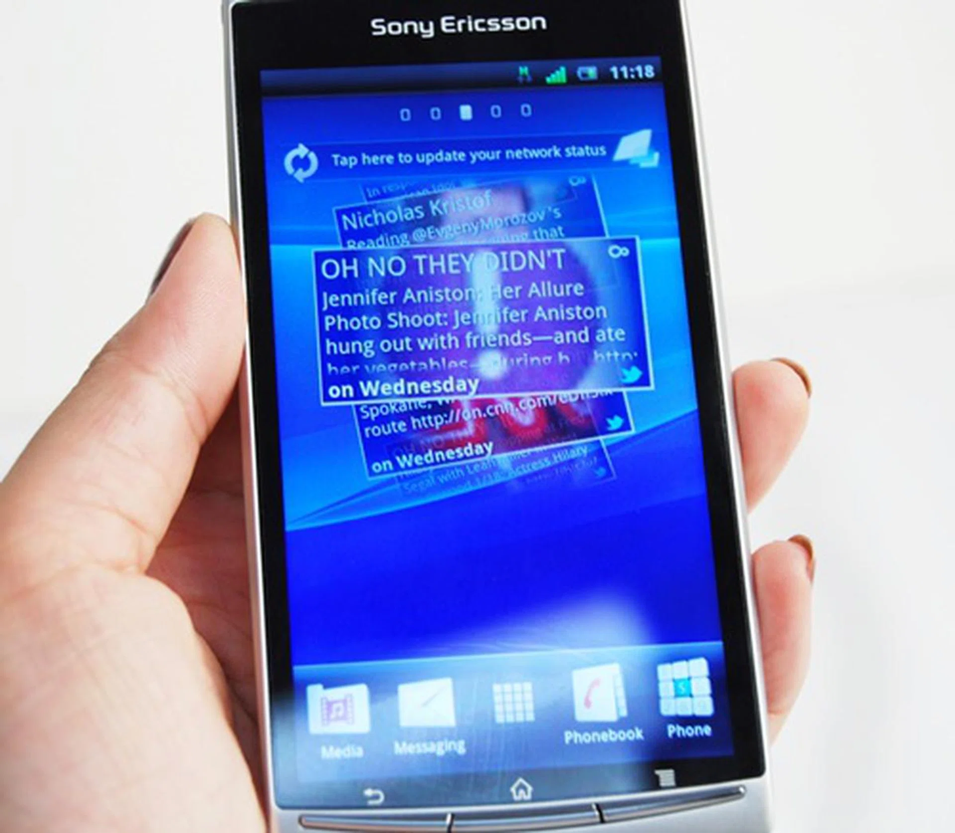 So far, we have not really spotted any incremental differences on the arc's user interface compared to the older Xperia X10 or X8 phones, but the good news is that the social-network friendly Timescape UI makes a reappearance here. The Timescape gives you a bird's eye view of all communications on the phone from Facebook, Twitter updates to emails and SMSes in tabs.