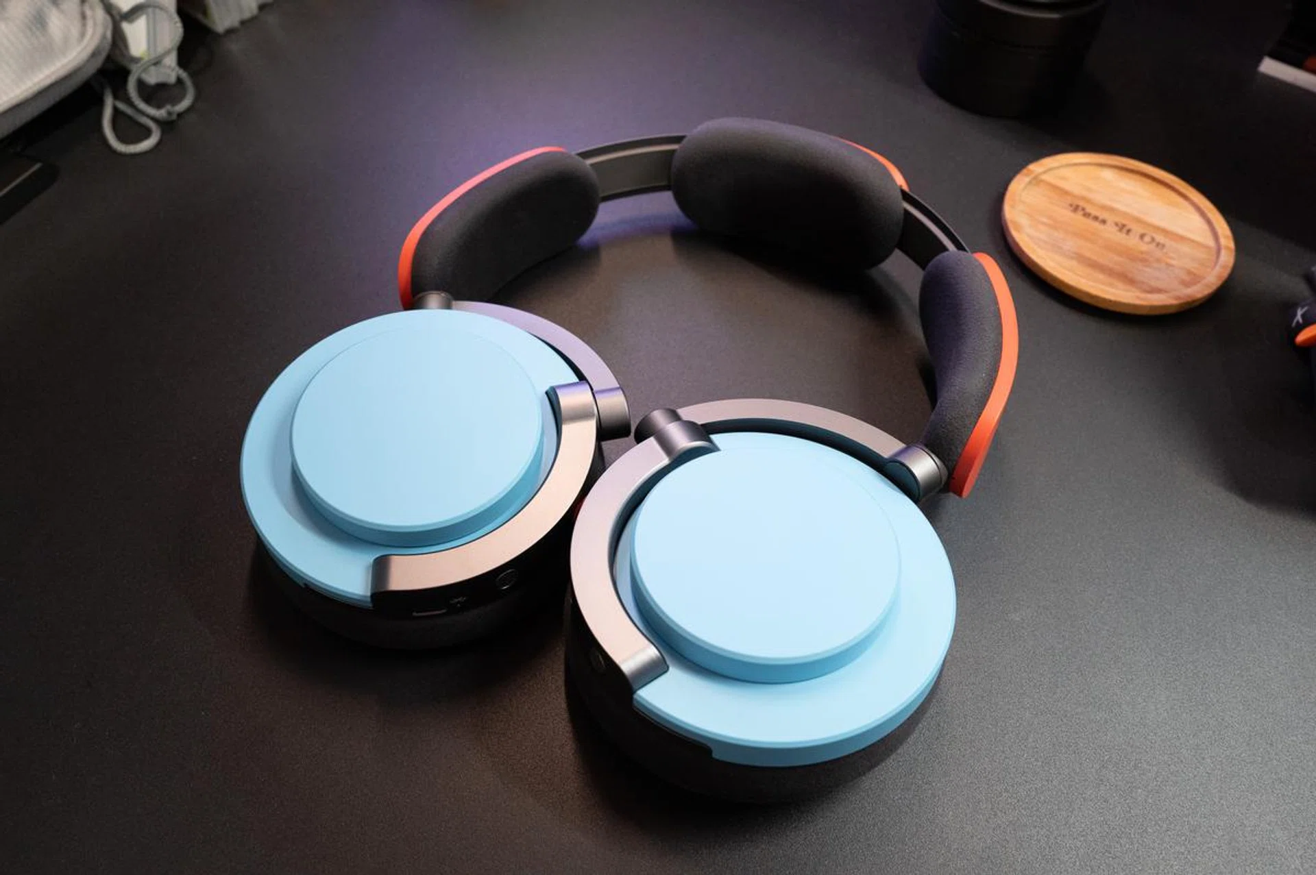 My review unit is the "Ceramic Cinnabar" model but as you can see, I have already switched out the ear cups to "Ceramic Blue" ones.