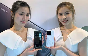 Models holding the Xiaomi 13 Pro in Ceramic Black (left) and Ceramic White (right).