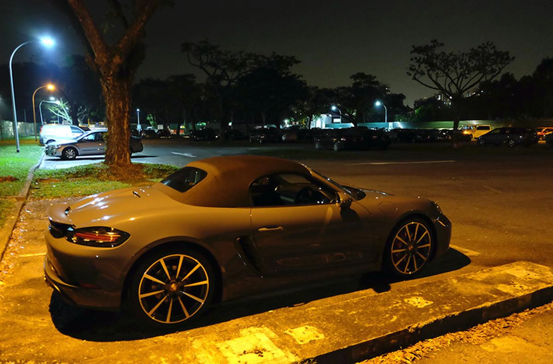 It was nearly 9:30pm when we got there, but the carpark is about 80% full. I don't believe it would have been this full if not for Pokémon Go.