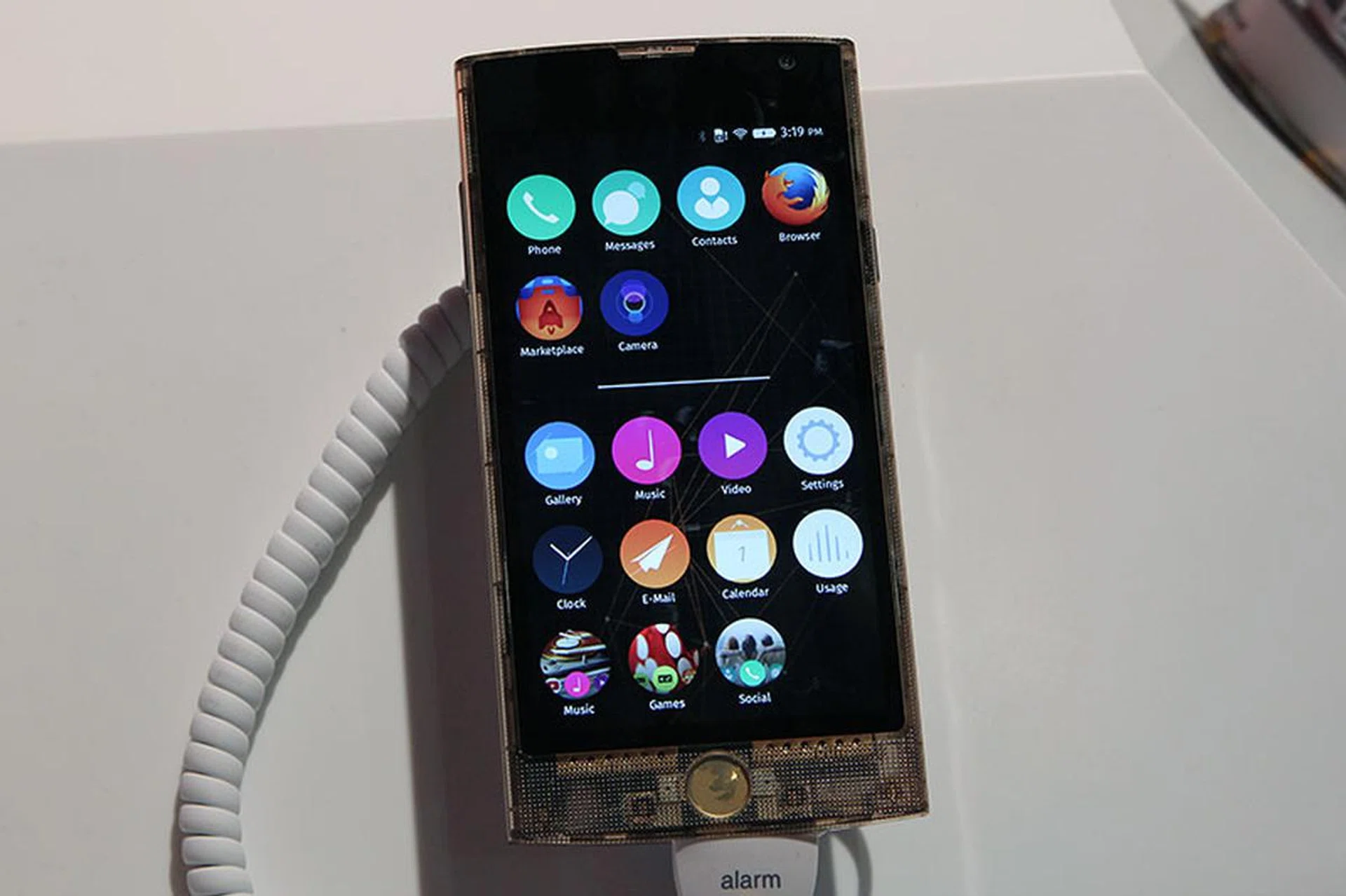 Designed by Japanese designer Tokujin Yoshioka for KDDI, the 4.7-inch Fx0 is best-looking Firefox OS phone to date. This LG-made phone is powered by a Snapdragon 400 1.2GHz processor, has 1.5GB of RAM, 16GB of storage, and a 2,370mAh battery.